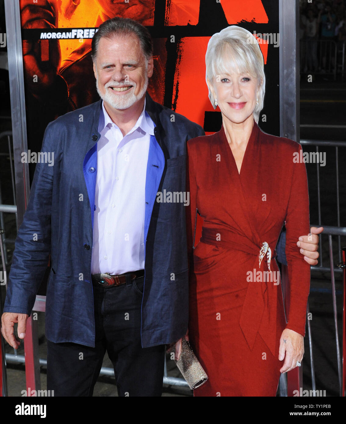 Director Taylor Hackford pone con un ritaglio di cartone di sua moglie, membro del cast Helen Mirren, che non hanno potuto partecipare a causa di riprese, durante la premiere del motion picture commedia d'azione 'Red', a Grauman's Chinese Theater nella sezione di Hollywood di Los Angeles il 11 ottobre 2010. UPI/Jim Ruymen Foto Stock