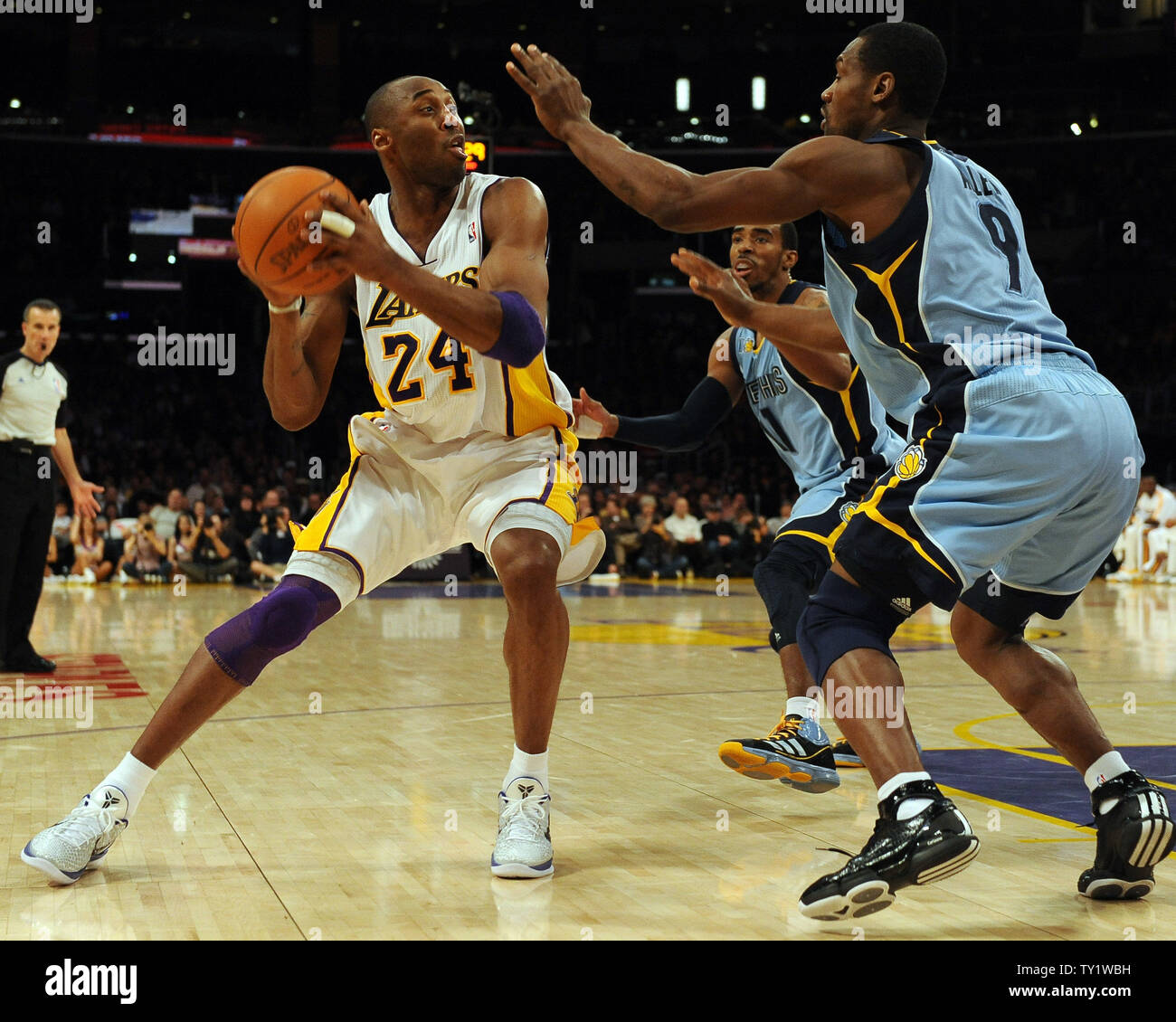 Los Angeles Lakers Kobe Bryant fa una mossa su Memphis Grizzlies Tony Allen (R) e Mike Conley durante il secondo trimestre azione a Los Angeles il 2 gennaio 2011. Il Grizzlies sconfitto i Lakers 104-85. UPI/Jon SooHoo Foto Stock