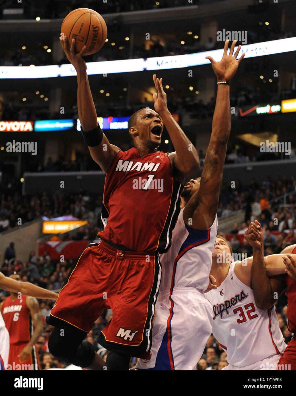 Miami Heat forward Chris Bosh spara su Los Angeles Clippers center DeAndre Jordan durante nel secondo trimestre azione a Los Angeles il 12 gennaio 2011. La Clippers sconfitto il calore 111-105. UPI/Jon SooHoo Foto Stock