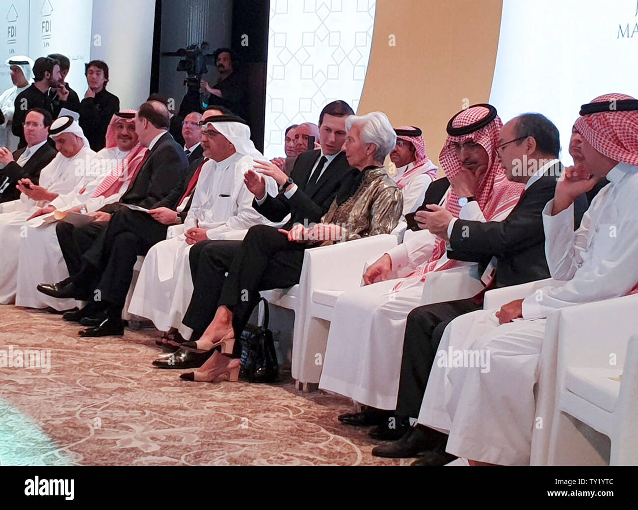 Manama. Il 25 giugno, 2019. Jared Kushner (5a R, anteriore), senior advisor per Stati Uniti Presidente Donald Trump, colloqui con Christine Lagarde (quarta R, anteriore), il Direttore del Fondo monetario internazionale (FMI) a un workshop economico a Manama, Bahrein, Giugno 25, 2019. Jared Kushner evidenziata sul Martedì concordato un percorso economico come la "condizione necessaria' per risolvere il conflitto israelo-palestinese durante un U.S.-led workshop tenutosi a Manama. Credito: Xinhua/Alamy Live News Foto Stock
