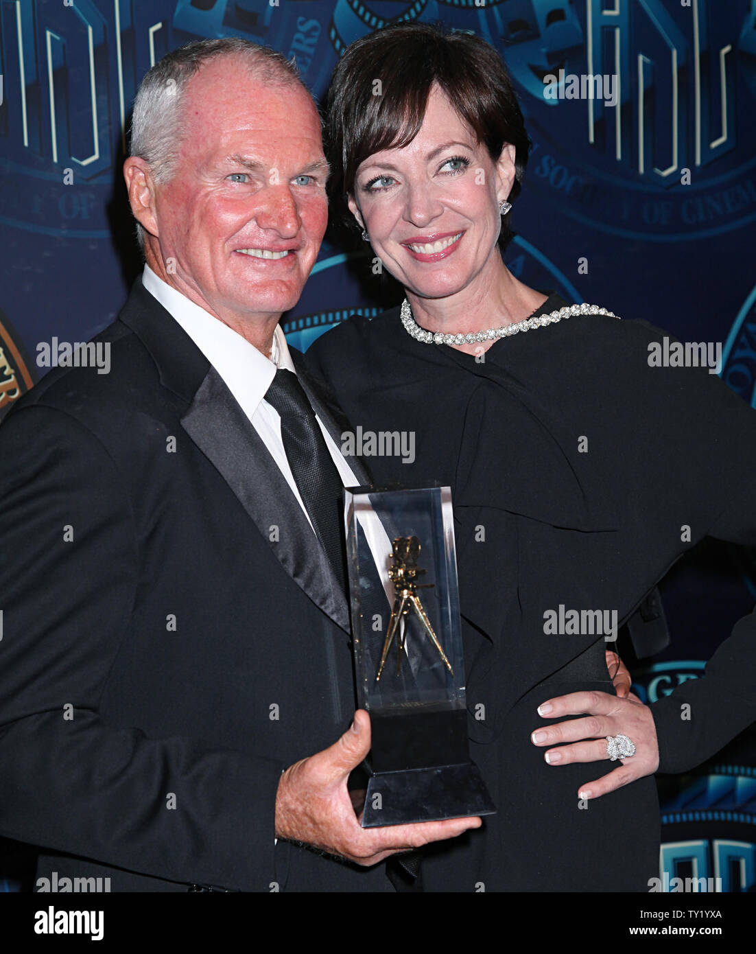 Michael Watkins (L) e Allison Janney arrivare sul tappeto rosso dopo aver accettato il premio nella televisione episodi pilota/categoria per Jonathan Freeman di Boardwalk Empire durante il venticinquesimo annuale di American Society of Cinematographers Awards nella sezione di Hollywood di Los Angeles il 13 febbraio 2011. UPI/David Silpa Foto Stock