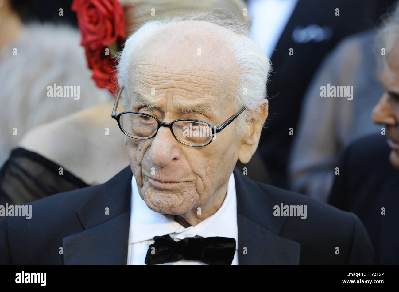 Eli Wallach arriva sul tappeto rosso per la 83annuale di Academy Awards il Kodak Theatre di Hollywood di Febbraio 27, 2011. UPI/Fil McCarten Foto Stock