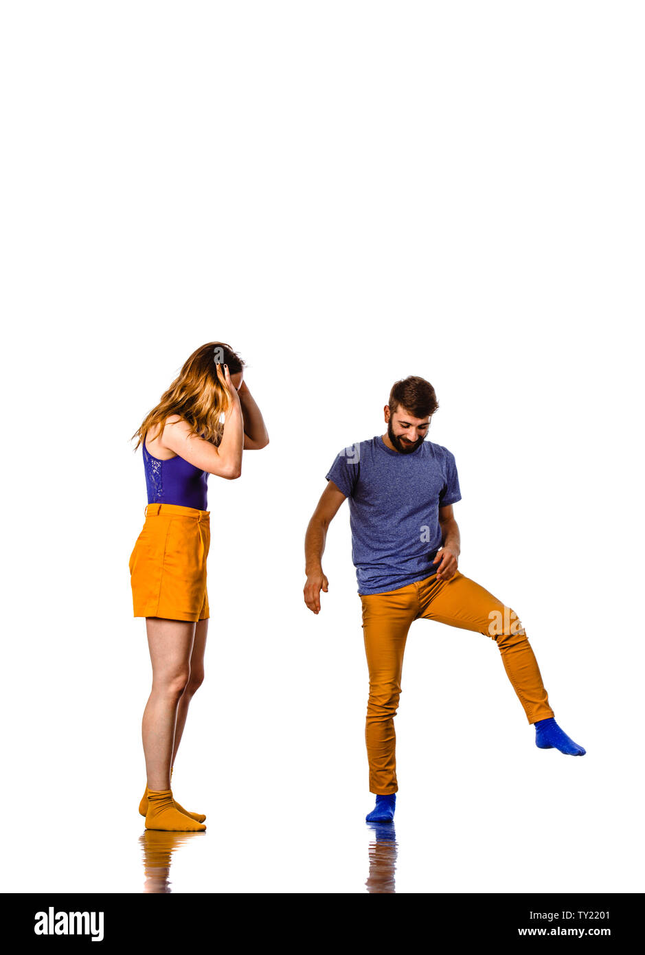 Paio di hip-hop ballerini è la danza. Ragazzo e una ragazza di eseguire street dance su sfondo bianco. Scuola di danza moderna Foto Stock
