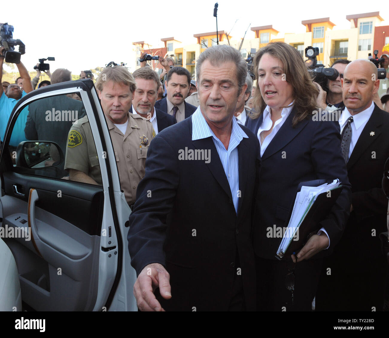 Attore Mel Gibson (C) si diparte l'aeroporto Courthouse a Los Angeles il 11 marzo 2011. Gibson non ha supplicato concorso ad una contravvenzione sponsale di carica della batteria. Egli è stato condannato a 36 mesi di libertà vigilata e condannata a partecipare a 52 settimane di violenza domestica counseling. Gibson, 55, è stato accusato di colpire poi fidanzata Oksana Grigorieva durante una lotta nel gennaio 2010, presso gli attori Malibu home. Egli è stato caricato dopo una lunga indagine da parte delle autorità. UPI/Jim Ruymen Foto Stock