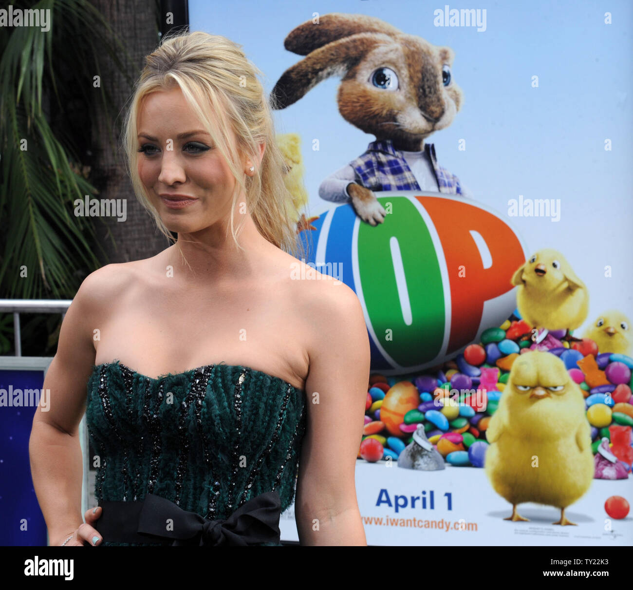 L'attrice Kaley Cuoco, la voce di Sam in movimento animato commedia immagine "hop", arriva alla premiere del film presso gli Universal Studios in città universale, California dal 27 marzo 2011. UPI/Jim Ruymen Foto Stock