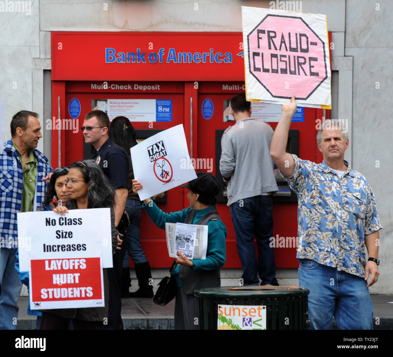 I dimostranti protestano corporate tagli fiscali governative contro i tagli al budget per l'istruzione, la sanità e l'ambiente al di fuori di una Banca di America nella sezione di Hollywood di Los Angeles il 18 aprile 2011. UPI/Jim Ruymen Foto Stock