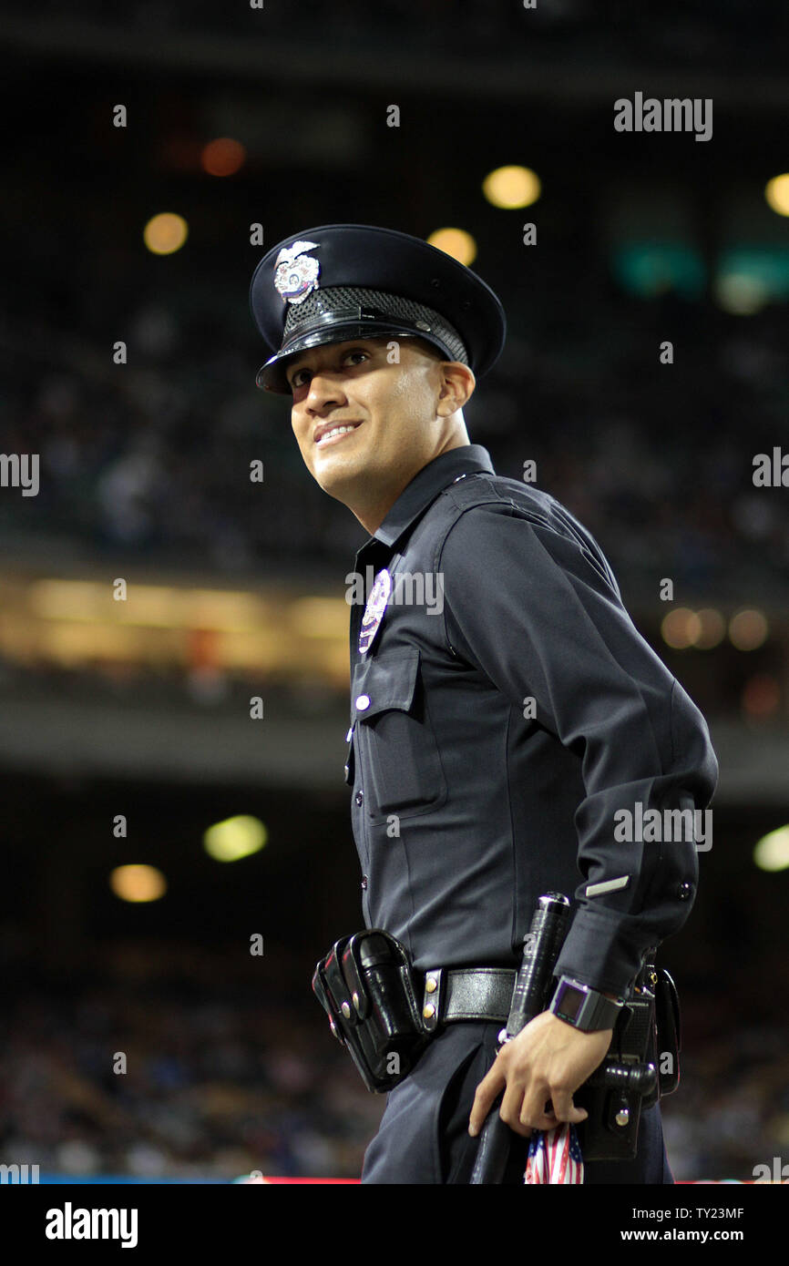 Un LAPD officer orologi la folla durante il Dodgers 6-1 vittoria su Atlanta Braves presso il Dodger Stadium di Los Angeles il 20 aprile 2011. Major League Baseball Commissario Bud Selig ha annunciato mercoledì il campionato ufficio è assumere il controllo del Los Angeles Dodgers, sulla scia di un report di team patron Frank McCourt sta lottando per pagare le bollette. UPI/Jonathan Alcorn Foto Stock