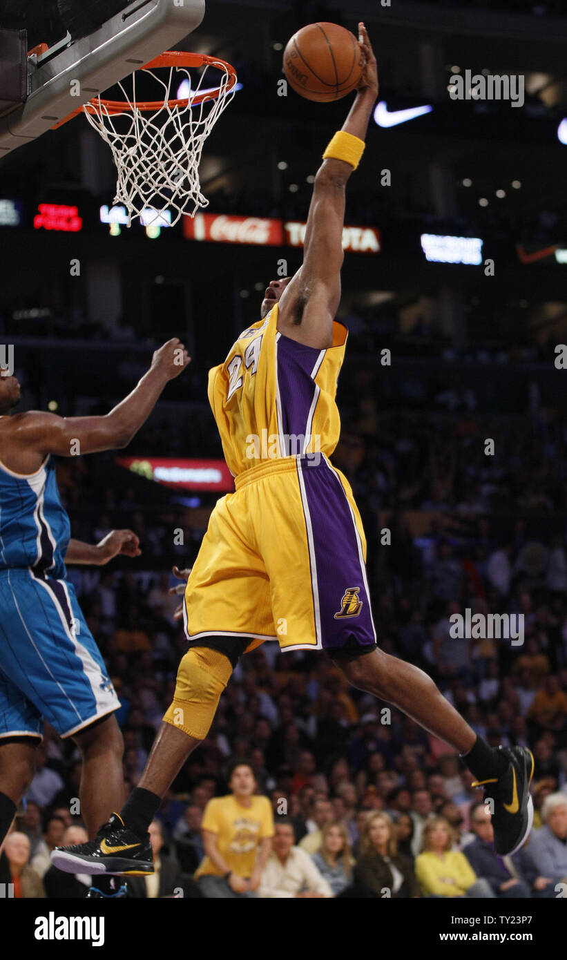 Los Angeles Lakers guardia di tiro Kobe Bryant (24) schiacciate su New Orleans Hornets durante la seconda metà del gioco 5 di loro Western Conference Playoff serie a Staples Center a Los Angeles il 26 aprile 2011. I Lakers sconfitti i calabroni 106 a 90 . UPI foto/Lori Shepler Foto Stock