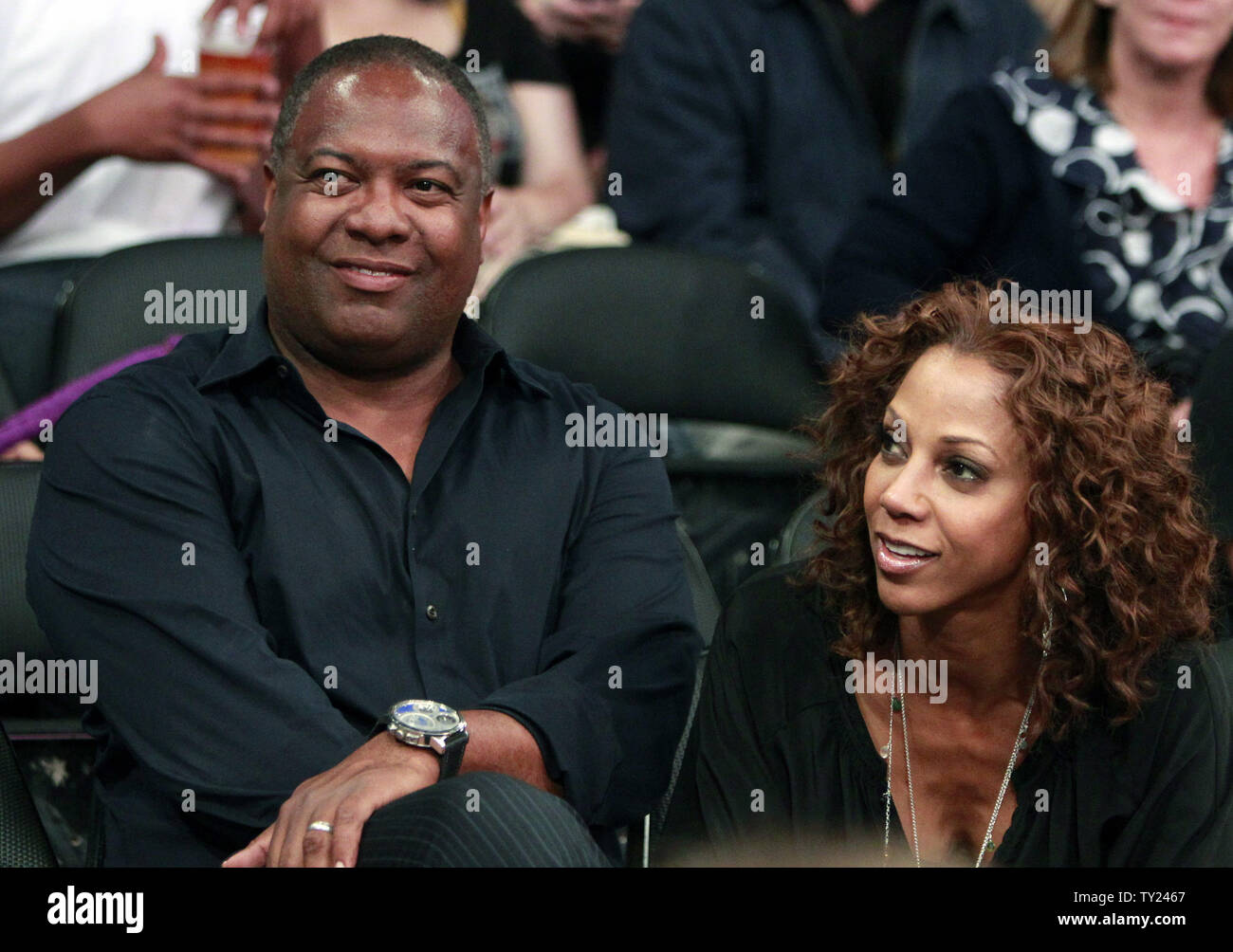 Ex NFL quarterback Rodney Peete e sua moglie Holly Robinson Peete prendere in azione durante il gioco 2 della Western Conference semifinali tra Dallas Mavericks e i Los Angeles Lakers il 4 maggio 2011. I non conformisti sconfitto i Lakers 93-81e portare il best-of-sette serie di spareggio 2-0. UPI/Christine Cotter Foto Stock