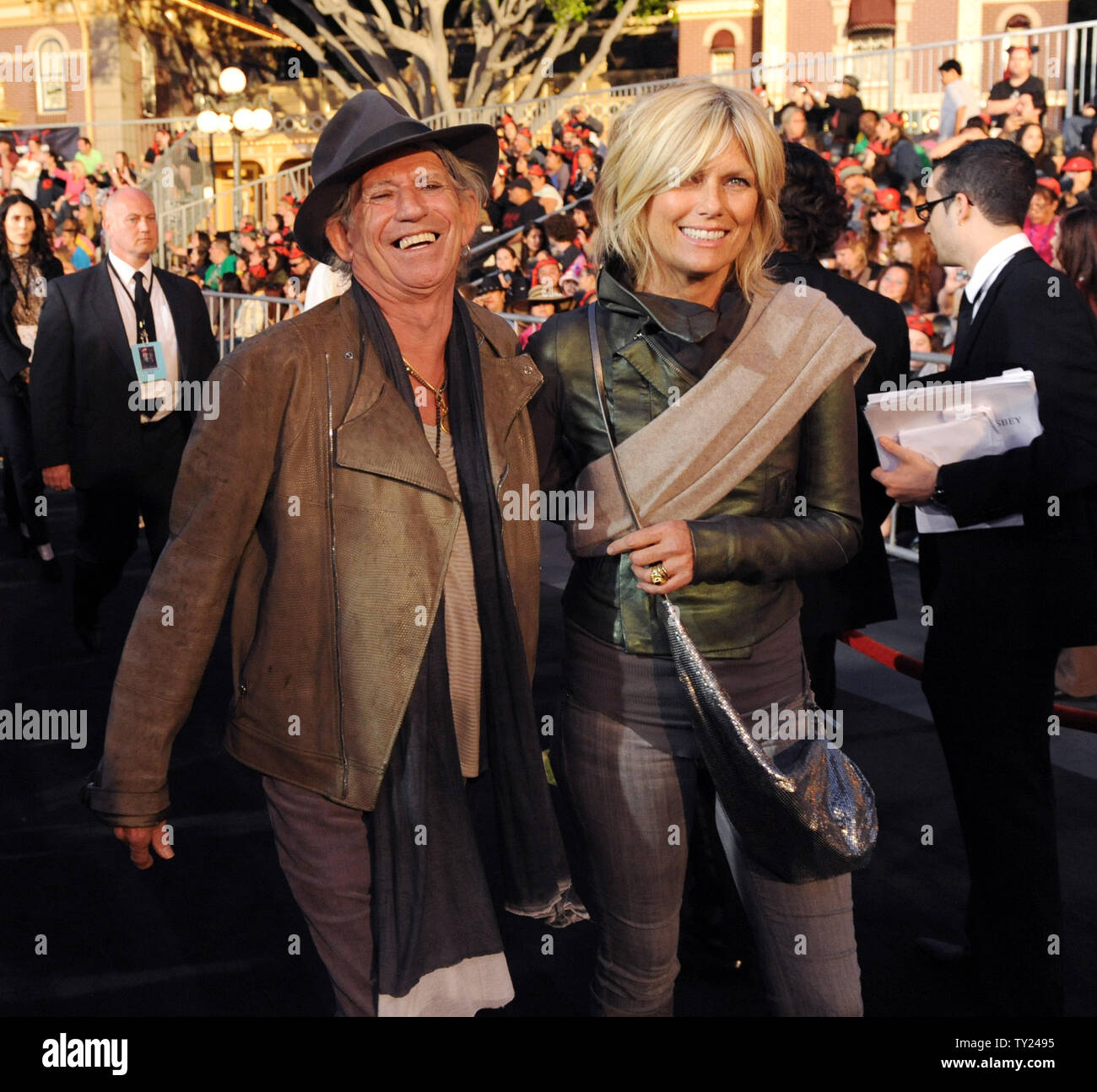 Musicista Keith Richards, un membro del cast in motion picture fantasy "Pirati dei Caraibi: il forestiero maree', assiste la premiere del film con la moglie Patti Hansen a Disneyland di Anaheim, in California il 7 maggio 2011. UPI/Jim Ruymen Foto Stock