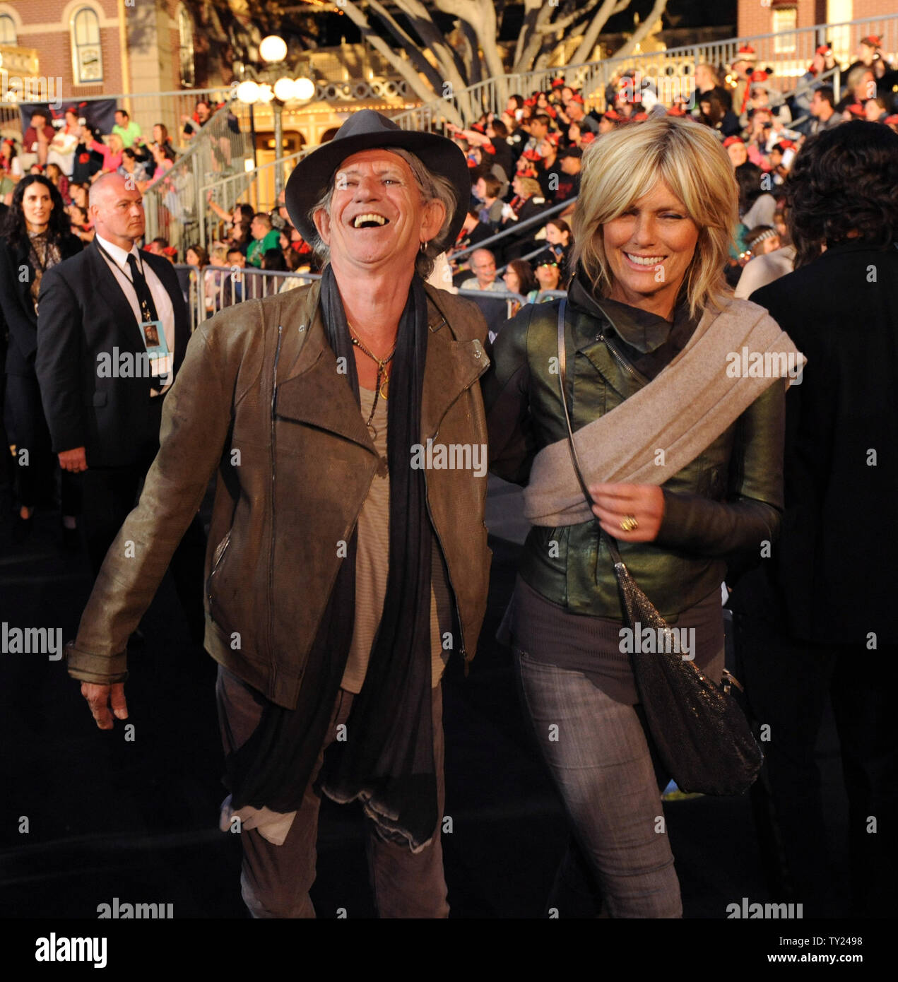 Musicista Keith Richards, un membro del cast in motion picture fantasy "Pirati dei Caraibi: il forestiero maree', assiste la premiere del film con la moglie Patti Hansen a Disneyland di Anaheim, in California il 7 maggio 2011. UPI/Jim Ruymen Foto Stock