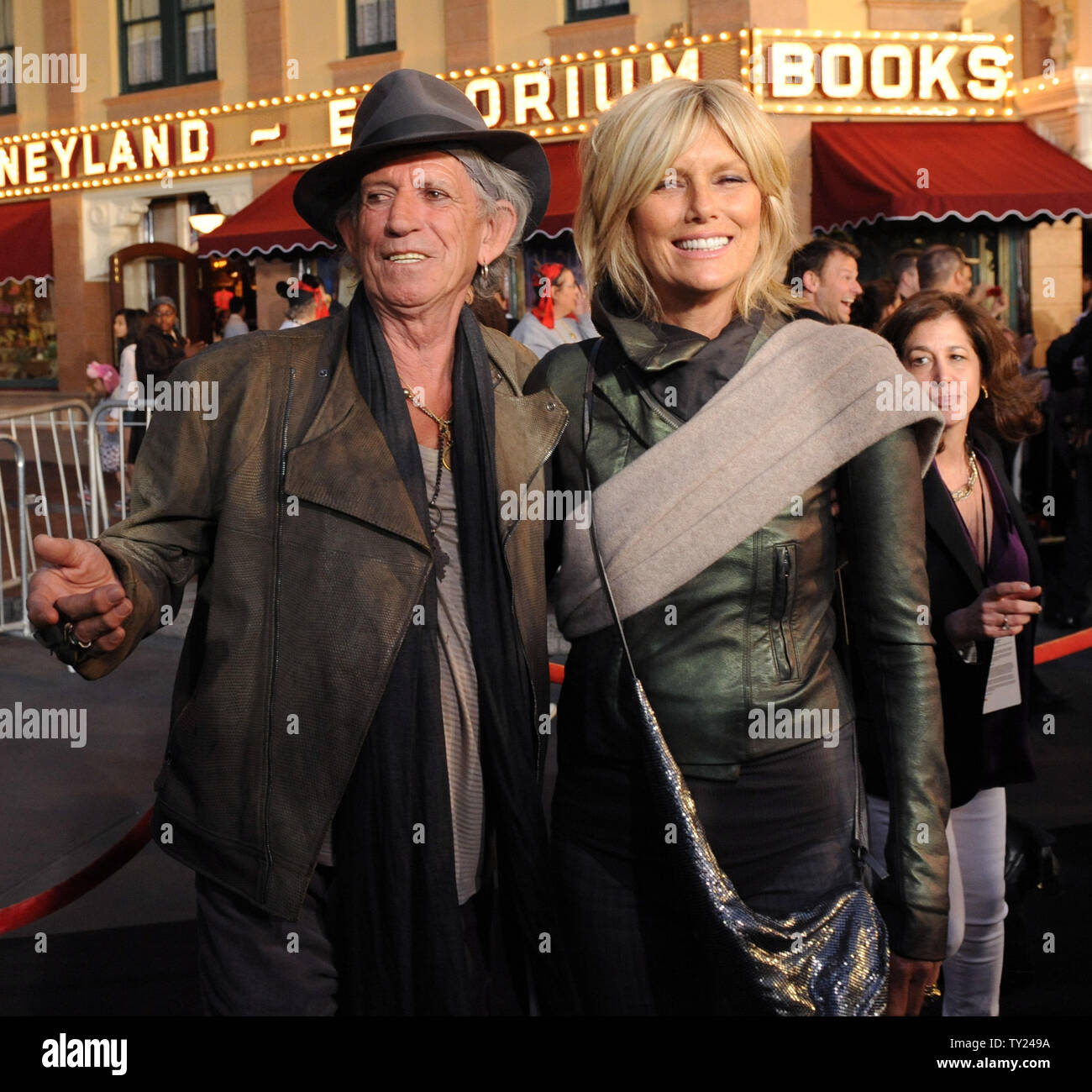 Musicista Keith Richards, un membro del cast in motion picture fantasy "Pirati dei Caraibi: il forestiero maree', assiste la premiere del film con la moglie Patti Hansen a Disneyland di Anaheim, in California il 7 maggio 2011. UPI/Jim Ruymen Foto Stock