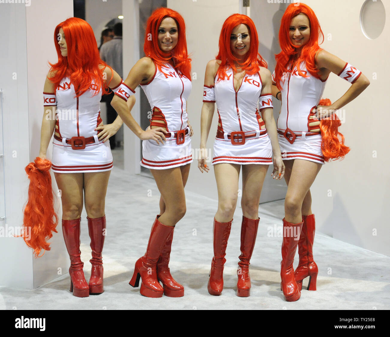 Le ragazze in costume posa per fotografie e passare fuori parrucche colorate al Nyko booth durante l'E3 (Electronic Entertainment Expo che si terrà presso il Convention Center di Los Angeles il 9 giugno 2011. UPI/Fil McCarten Foto Stock