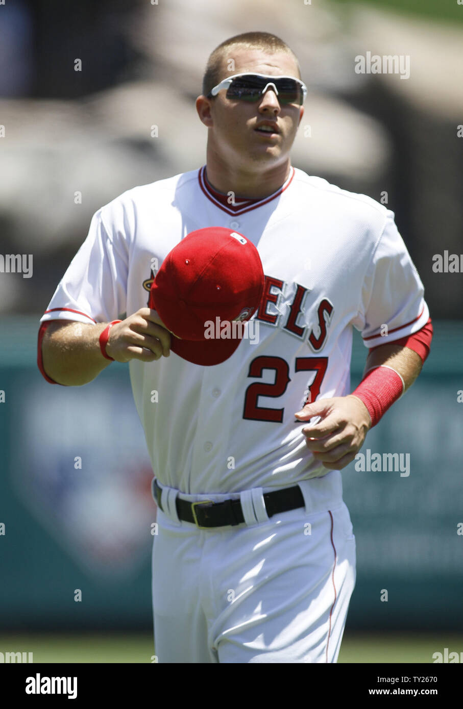 Los Angeles Angels' Mike Trout prima che la partita contro i Seattle Mariners all'Angel Stadium di Anaheim, in California, il 10 luglio 2011. Gli angeli ha vinto 5-2. UPI/Lori Shepler Foto Stock