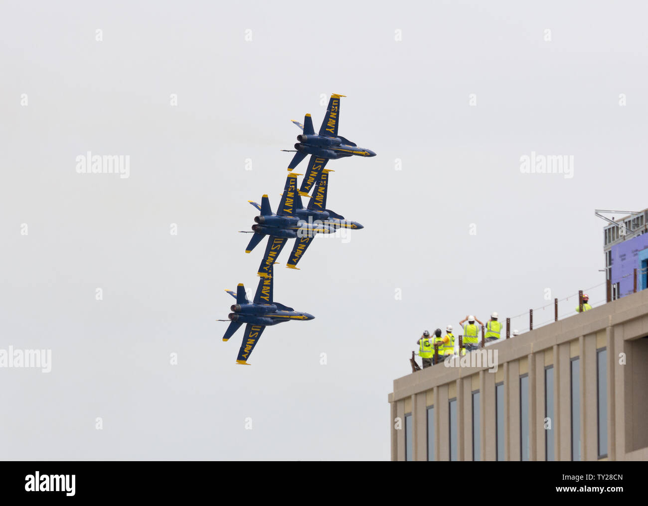 Annapolis, Maryland, Stati Uniti d'America. 22 Maggio, 2019. Il Blue Angels, U.S. La marina di dimostrazione di volo squadrone, fly Boeing F/A-18 Hornet aeromobile i numeri uno, due, tre e quattro (1,2,3 e 4) durante un air show come parte di commissionare settimana 2019 presso l'Accademia Navale degli Stati Uniti (USNA); come lavoratori edili e guardare film in cima parzialmente finito di tramoggia Hall, per essere il primo edificio accademico prende il nome da una donna a un importante servizio academy NEGLI STATI UNITI Kay Howell/Alamy Foto Stock