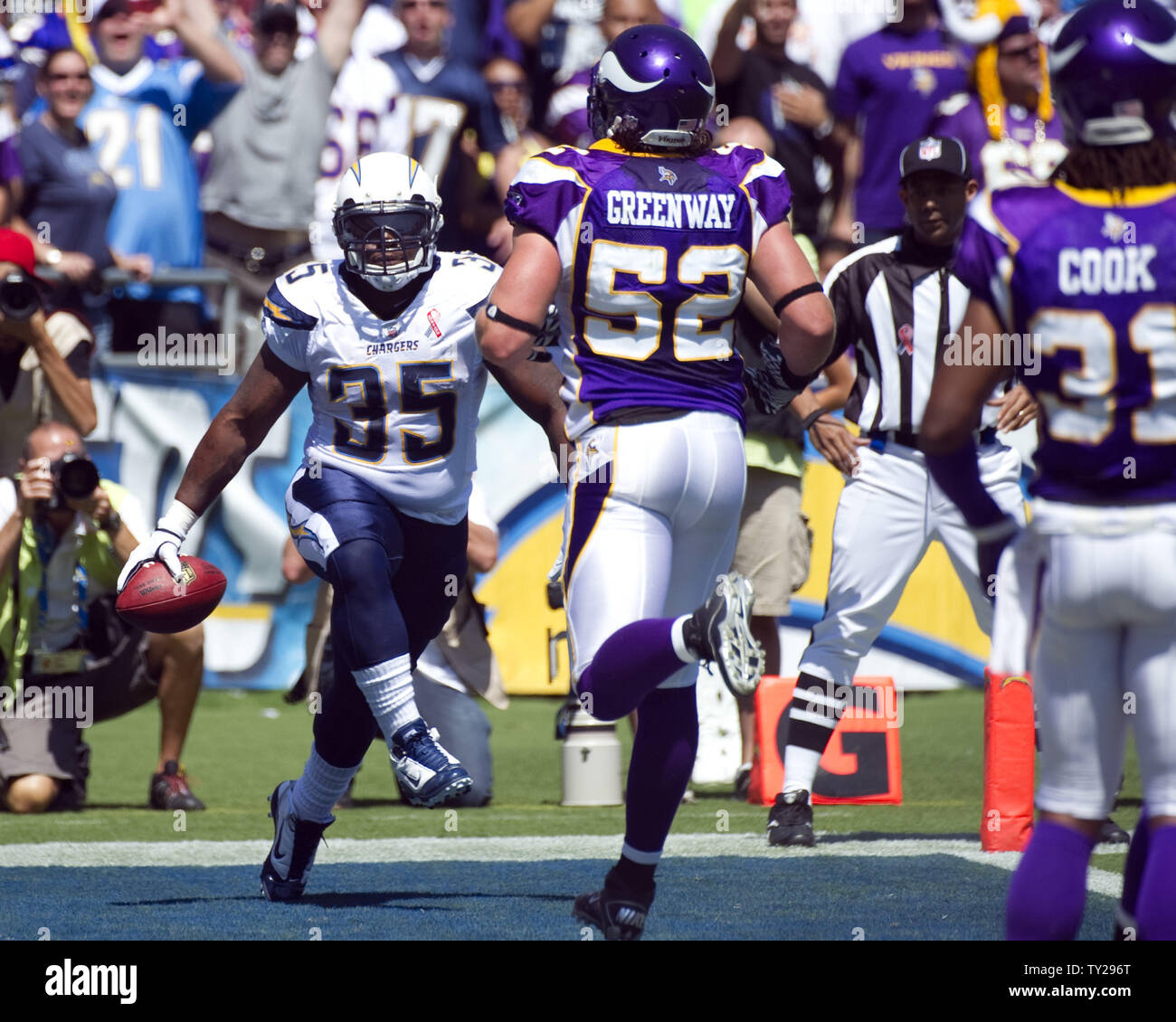 San Diego Chargers' running back Mike Tolbert celebrare dopo aver segnato nel primo trimestre del gioco contro il Minnesota Vikings al Qualcomm Stadium di San Diego, in California, il 11 settembre 2011. UPI/Jon SooHoo Foto Stock