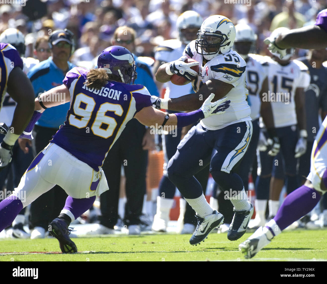 San Diego Chargers' runningback Mike Tolbert guadagna yardage passato Minnesota Viking difensivo fine Brian Robison(96) durante il gioco presso Qualcomm Stadium di San Diego, in California, il 11 settembre 2011. UPI/Jon SooHoo Foto Stock