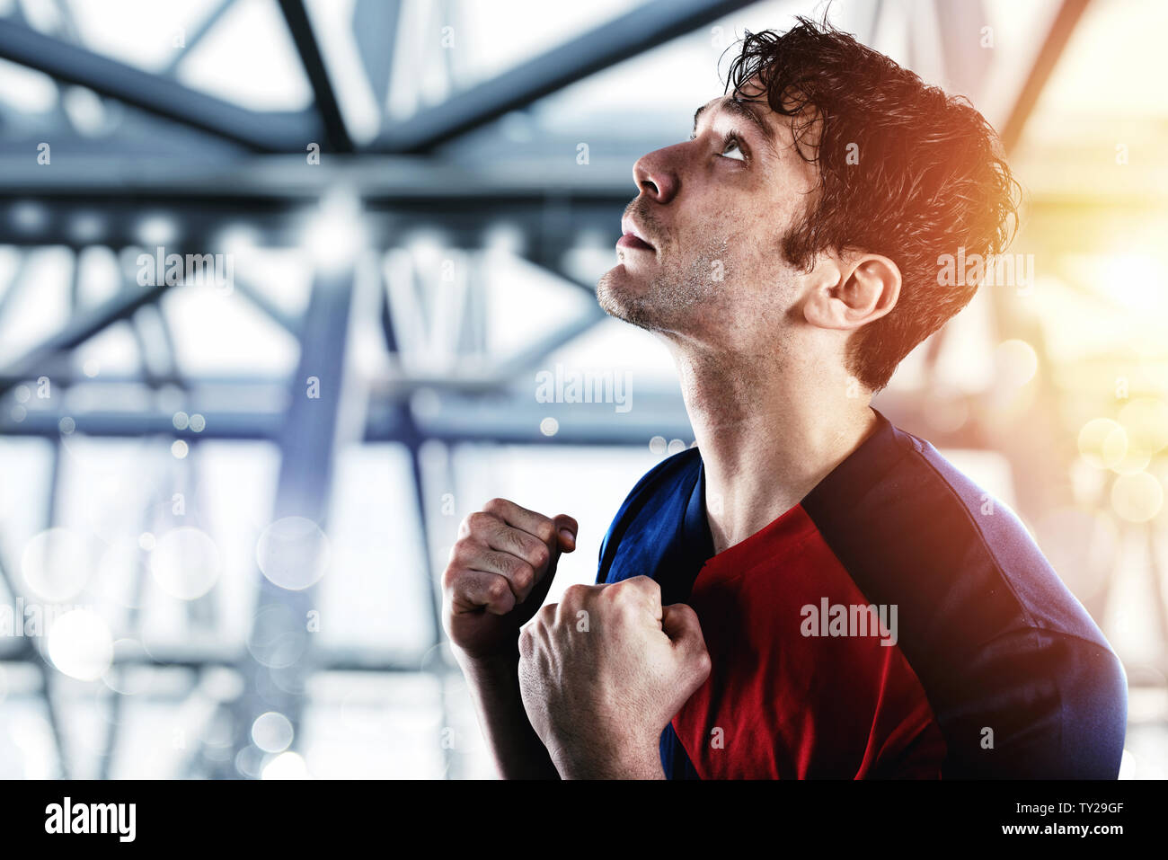 Appassionato di calcio allo stadio con gesto di vittoria Foto Stock