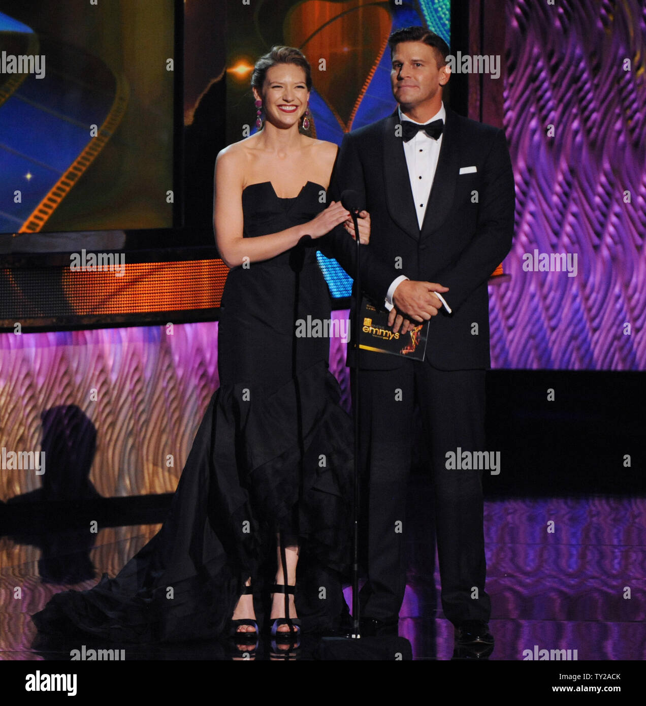 Gli attori Anna Torv e David Boreanaz presente un premio durante la 63a edizione annuale di Primetime Emmy Awards che si è tenuto presso il Nokia Theatre di Los Angeles il 18 settembre 2011. UPI/Jim Ruymen Foto Stock