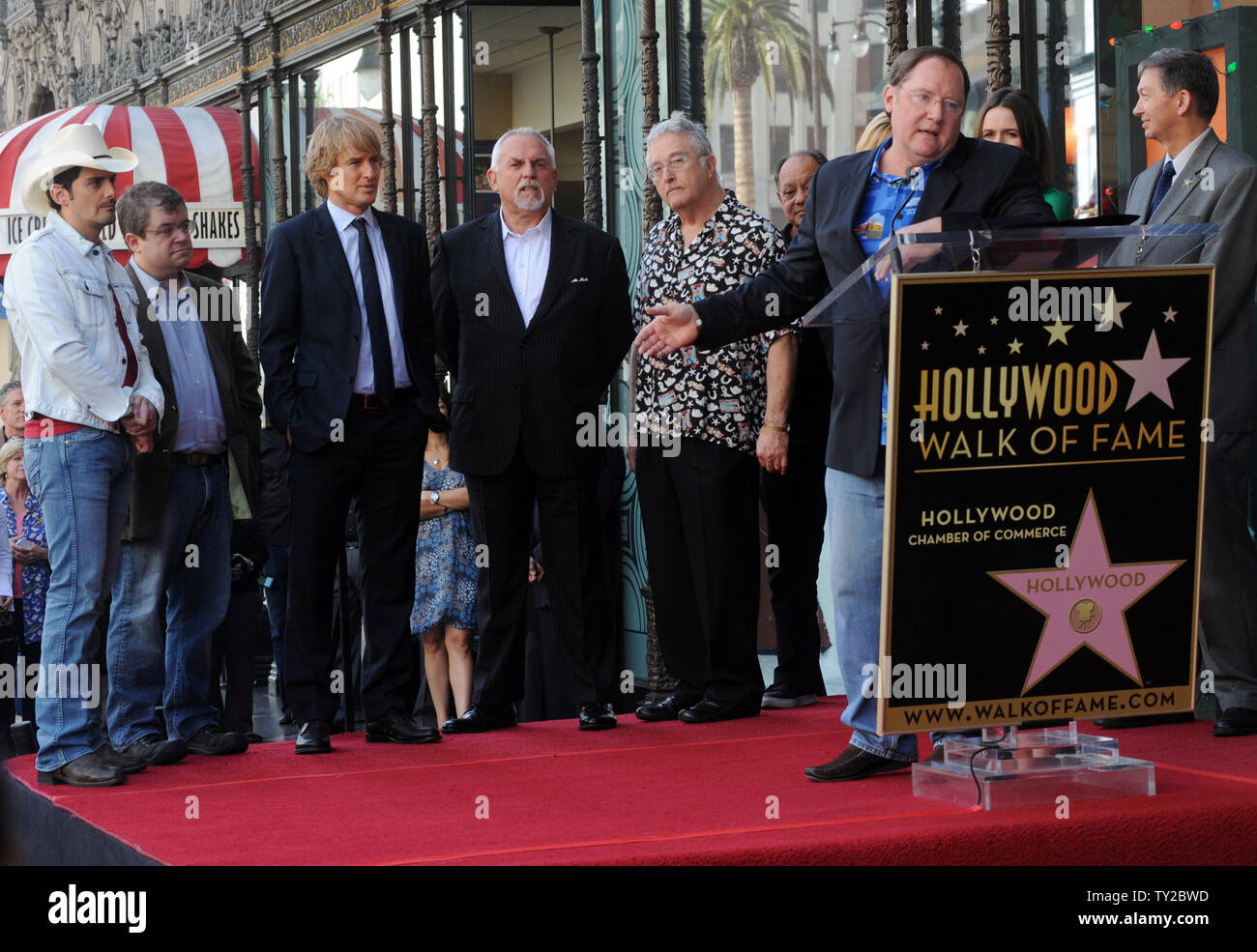 Il regista John Lasseter fa commenti durante una cerimonia di inaugurazione in onore di lui con la 2,453rd stella sulla Hollywood Walk of Fame a Los Angeles il 1 novembre 2011. Guardando dalla parte posteriore sinistra sono, cantante Brad Paisley, attori Patton Oswalt, Owen Wilson, John Ratzenberger, cantante e compositore Randy Randy Newman e attrice Emily Mortimer. UPI/Jim Ruymen Foto Stock