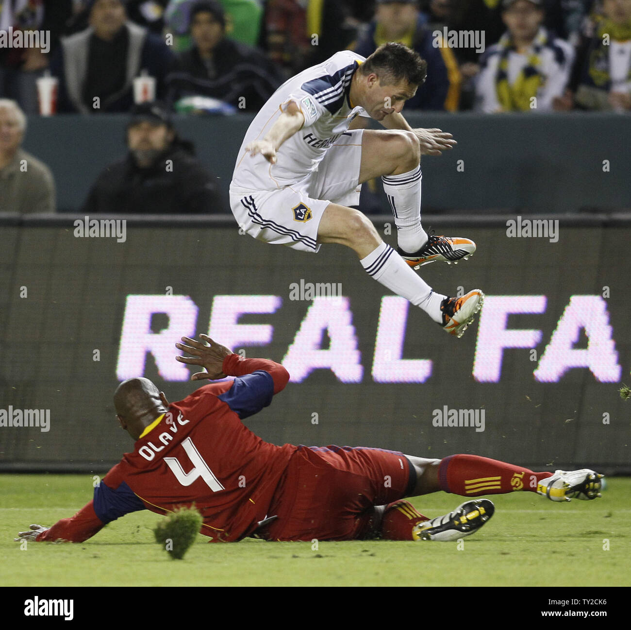 Los Angeles Galaxy di Robbie Keane e REAL Salt Lake defender Jamison Olave (4) tentare di evitare ogni altro nella seconda metà in MLS Western Conference gioco finale al Home Depot Center di Carson, la California il 9 novembre 6, 2011. Il Galaxy ha vinto 3-1. UPI/Lori Shepler. Foto Stock