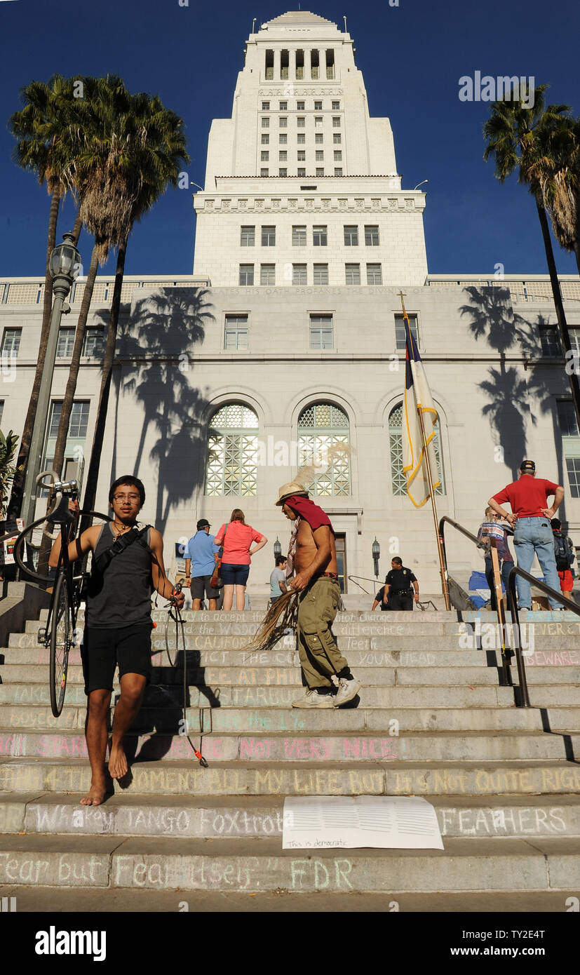 Occupare di Los Angeles manifestanti pack fino i loro averi fuori Los Angeles City Hall che si preparano a lasciare, prima di una scadenza di mezzanotte da funzionari della città per arrestare il encampment a Los Angeles il 27 novembre 2011. Los Angeles sindaco Antonio Villaraigosa venerdì ha dato i manifestanti al di fuori del Municipio fino al 12:01 a.m. Lunedì a smantellare le loro campeggio e lasciare. UPI/Jim Ruymen Foto Stock