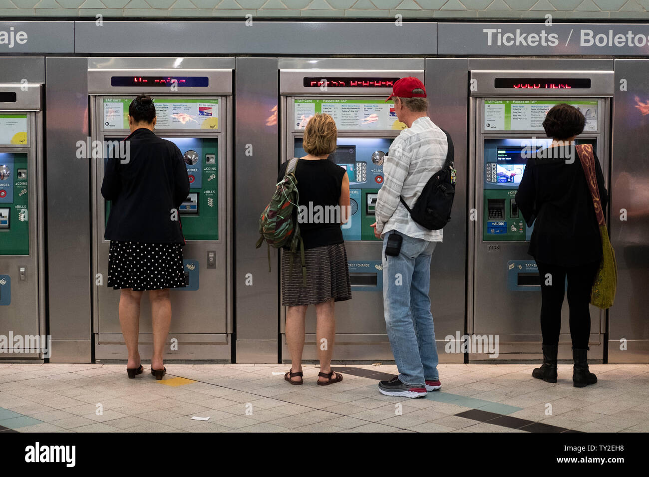 Acquisto di biglietti per la metropolitana, Hollywood e Highland stazione, la Los Angeles Metro treno sistema, Los Angeles, California, Stati Uniti d'America Foto Stock