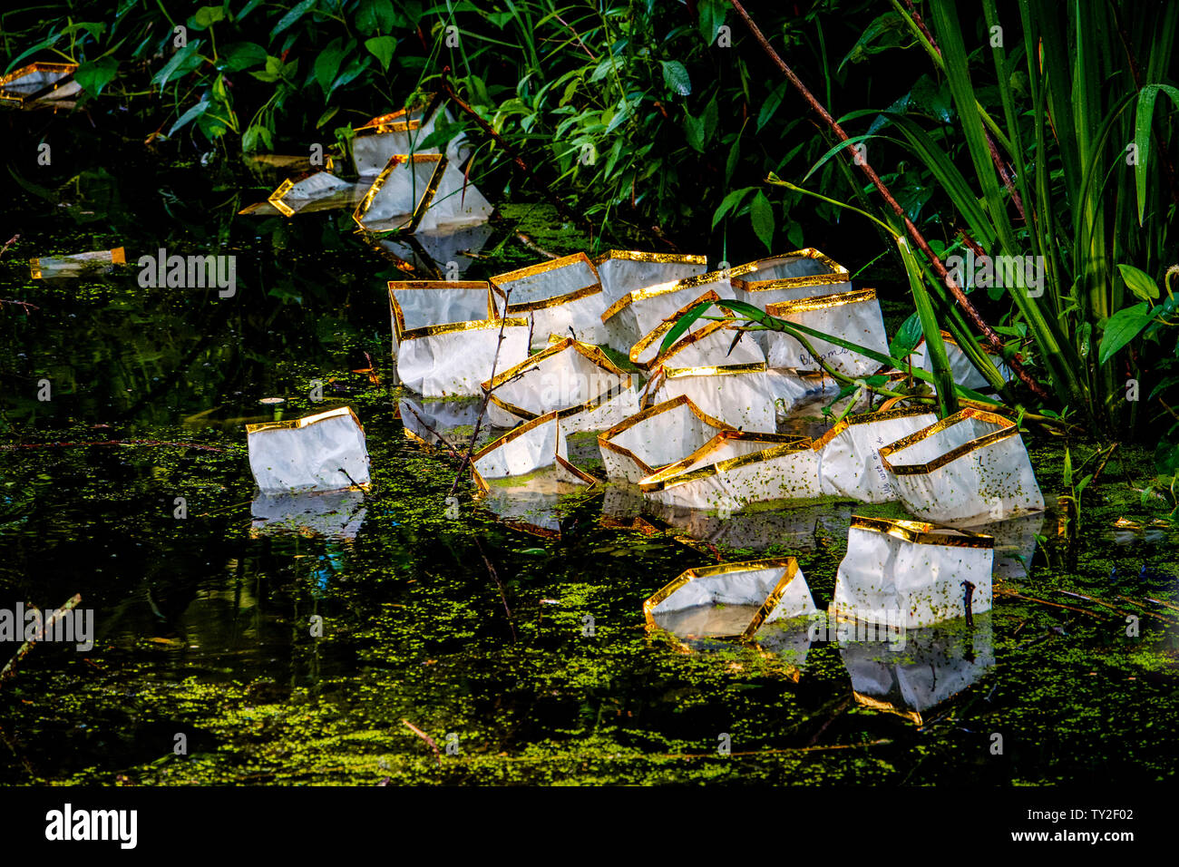 Container floating immagini e fotografie stock ad alta risoluzione - Alamy