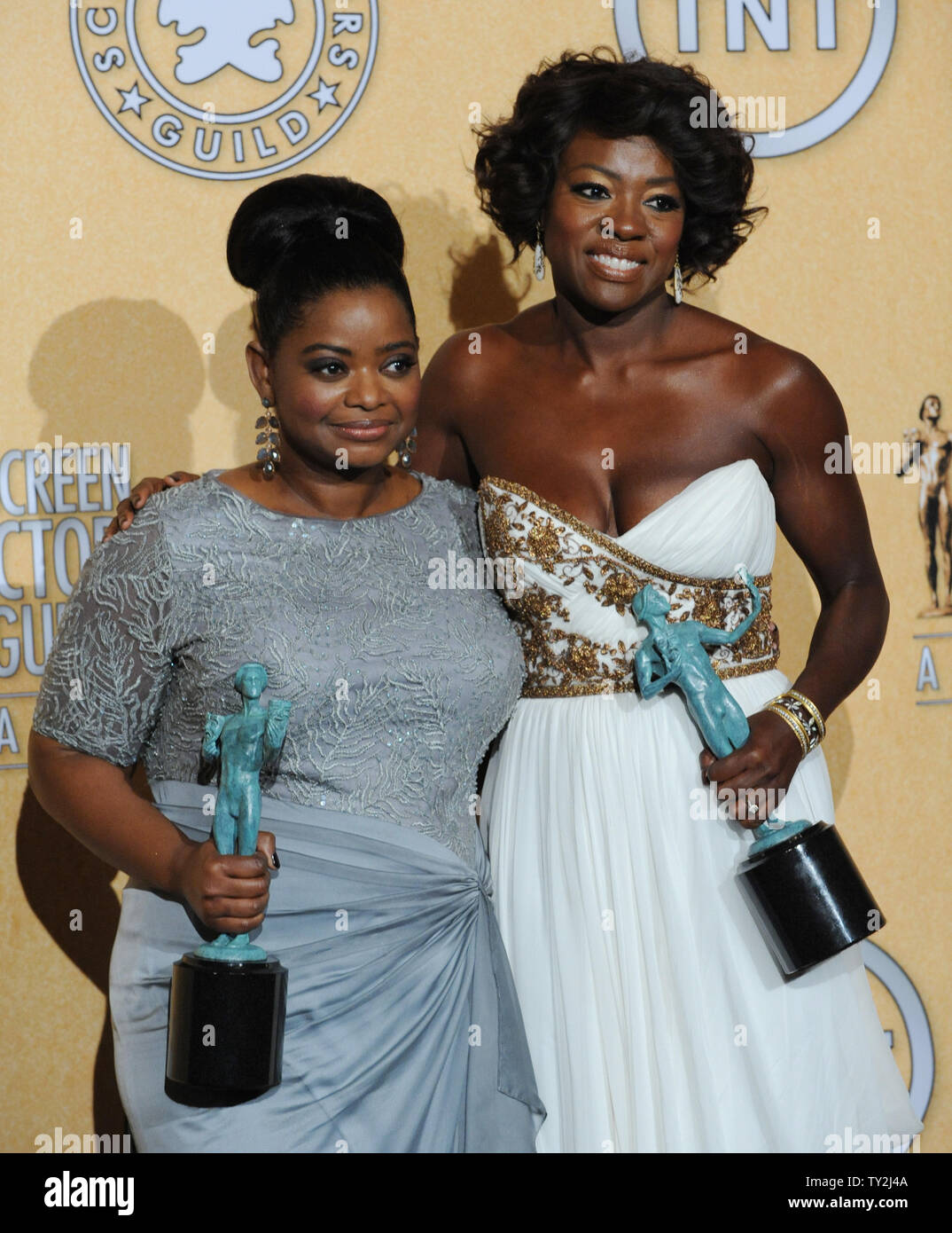 Viola Davis (R) e Octavia Spencer visualizzati dietro le quinte con i premi hanno raccolto durante la diciottesima edizione Screen Actors Guild Awards presso lo Shrine Auditorium di Los Angeles il 29 gennaio 2012. Viola Davis ha vinto la prestazione eccezionale da una femmina di attore in un ruolo di leader e Octavia Spencer ha vinto la prestazione eccezionale da una femmina di attore in un ruolo di supporto per "l'aiuto". UPI/Jim Ruymen Foto Stock