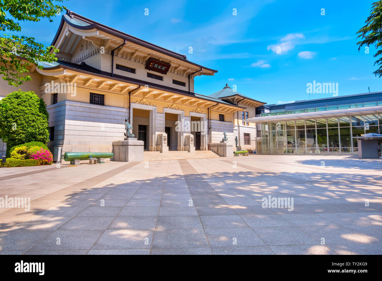 Tokyo, Giappone - 28 Aprile 2018: Yushukan militare e museo della guerra nel Santuario Yasukuni, case di reperti e documenti di guerra giapponesi vittime e milit Foto Stock