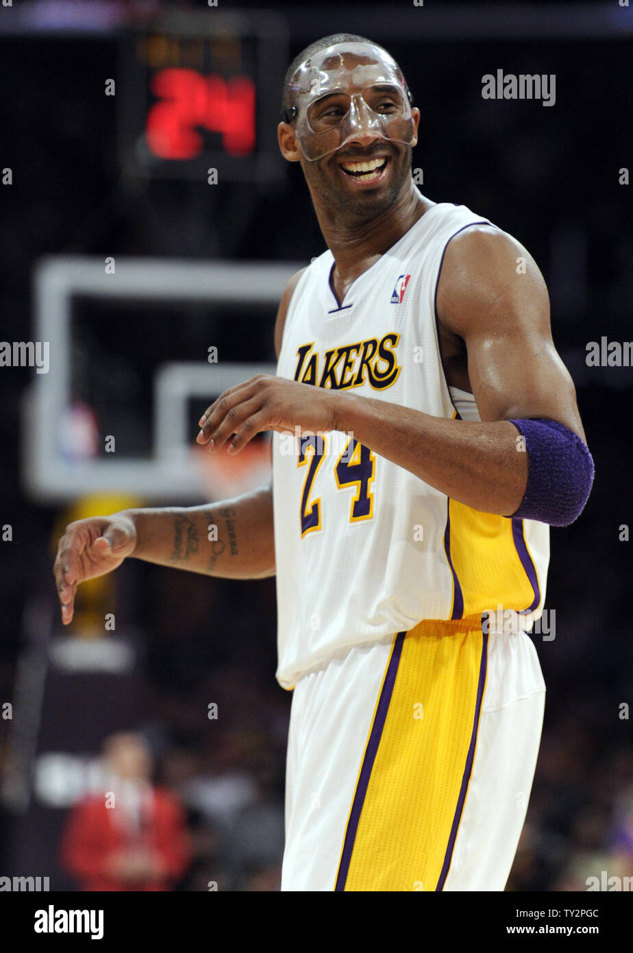 Los Angeles Lakers guardia di tiro Kobe Bryant (24) sorrisi nella seconda metà del loro NBA Basketball gioco contro il Boston Celtics a Los Angeles il 11 marzo 2012. I Lakers ha vinto 97-94. UPI/Lori Shepler Foto Stock