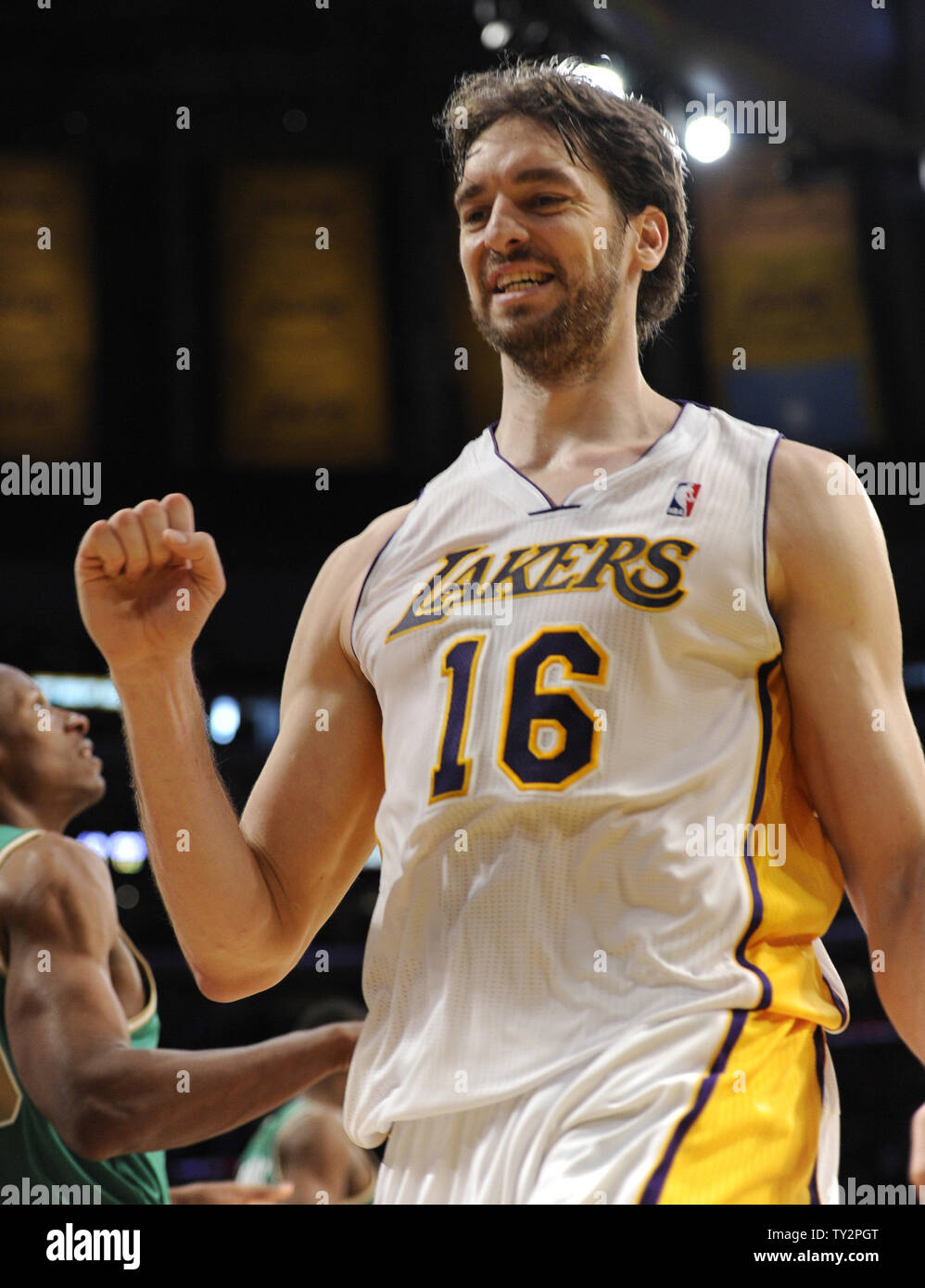 Los Angeles Lakers avanti potenza Pau Gasol (16) reagisce dopo aver battuto il Boston Celtics nella loro NBA gioco di basket a Los Angeles il 11 marzo 2012. I Lakers ha vinto 97-94. UPI/Lori Shepler Foto Stock