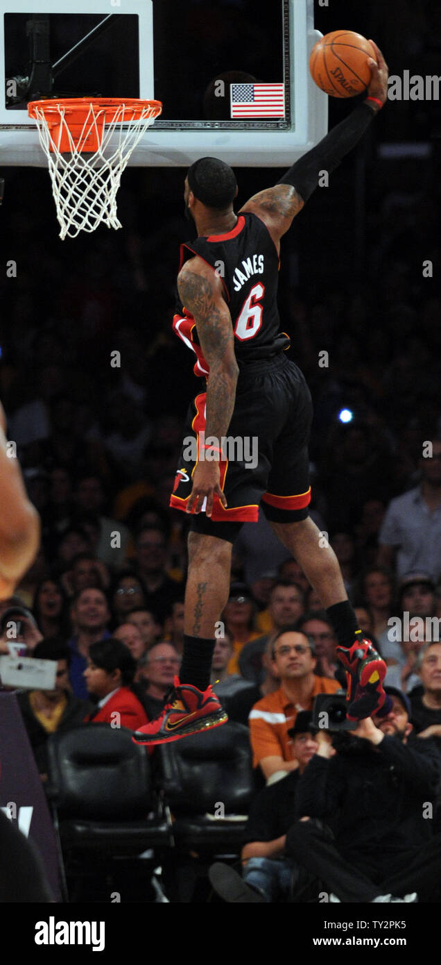 Miami Heat piccolo avanti LeBron James (6) schiacciate contro i Los Angeles  Lakers nella prima metà