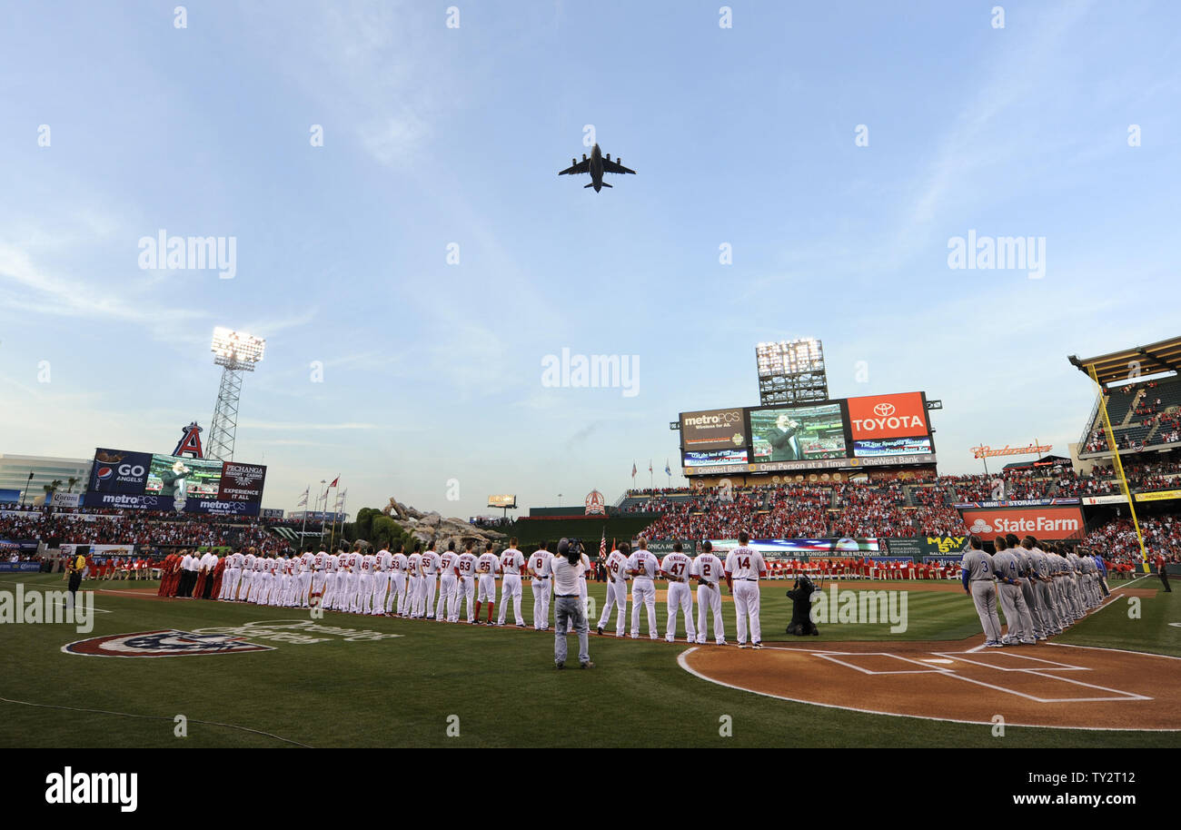 Il Los Angeles Angeli e Kansas City Royals line up per l'Inno nazionale a Angel Stadium di Anaheim, in California il 6 aprile 2012. UPI/Lori Shepler. Foto Stock