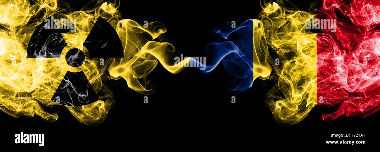 La Romania, Rumeno vs nuclear smoky mystic bandiere poste fianco a fianco. Spessa colorata fumi setosa combinazione di Romania, bandiera rumena e radioattivi Foto Stock