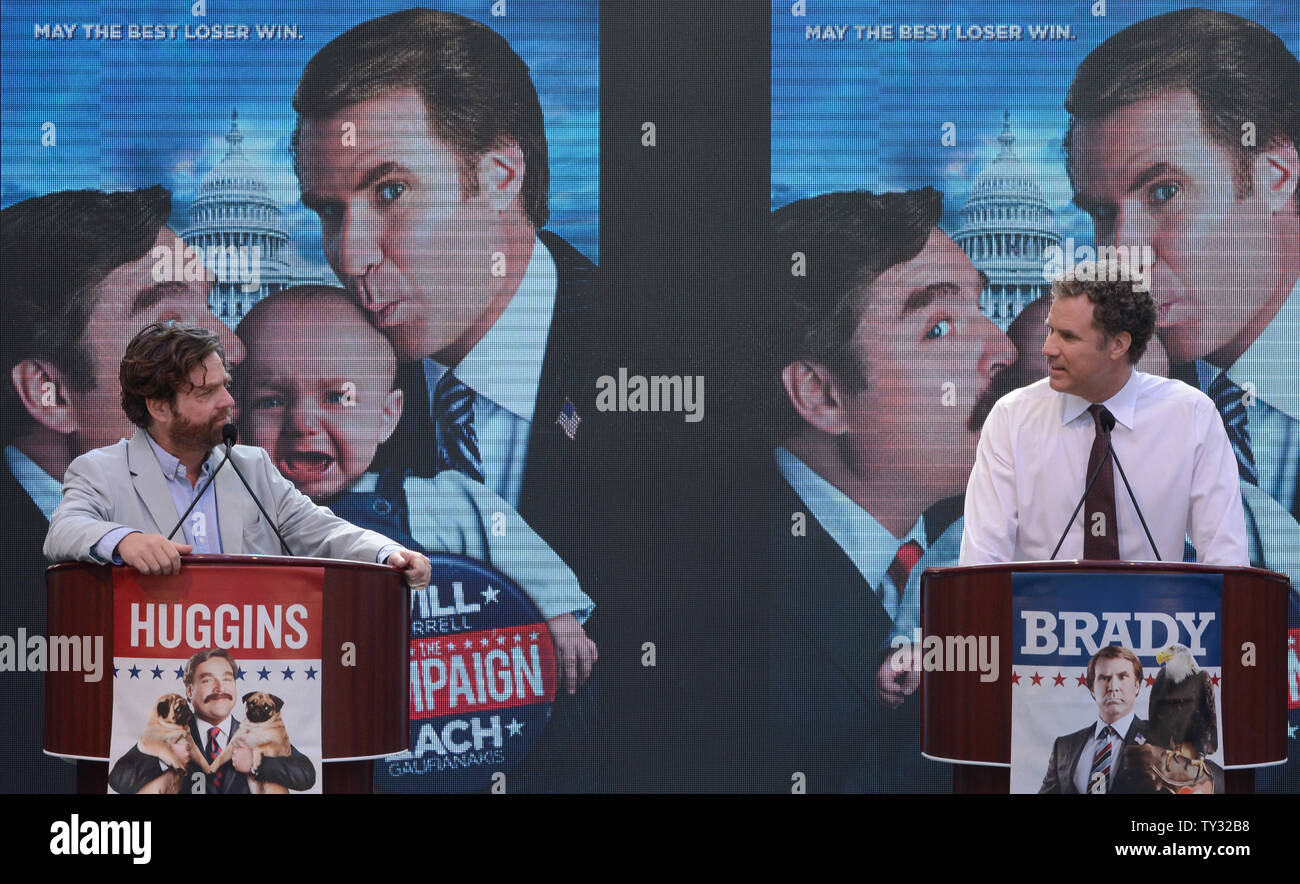 Attori Zach Galifianakis (L) e Will Ferrell frequentare la simulazione di una conferenza stampa per il lancio del nuovo Warner Bros Foto' film 'Campagna' fischio Arresta Tour in tutta l'America, a Grove a Los Angeles il 17 luglio 2012. UPI/Jim Ruymen Foto Stock