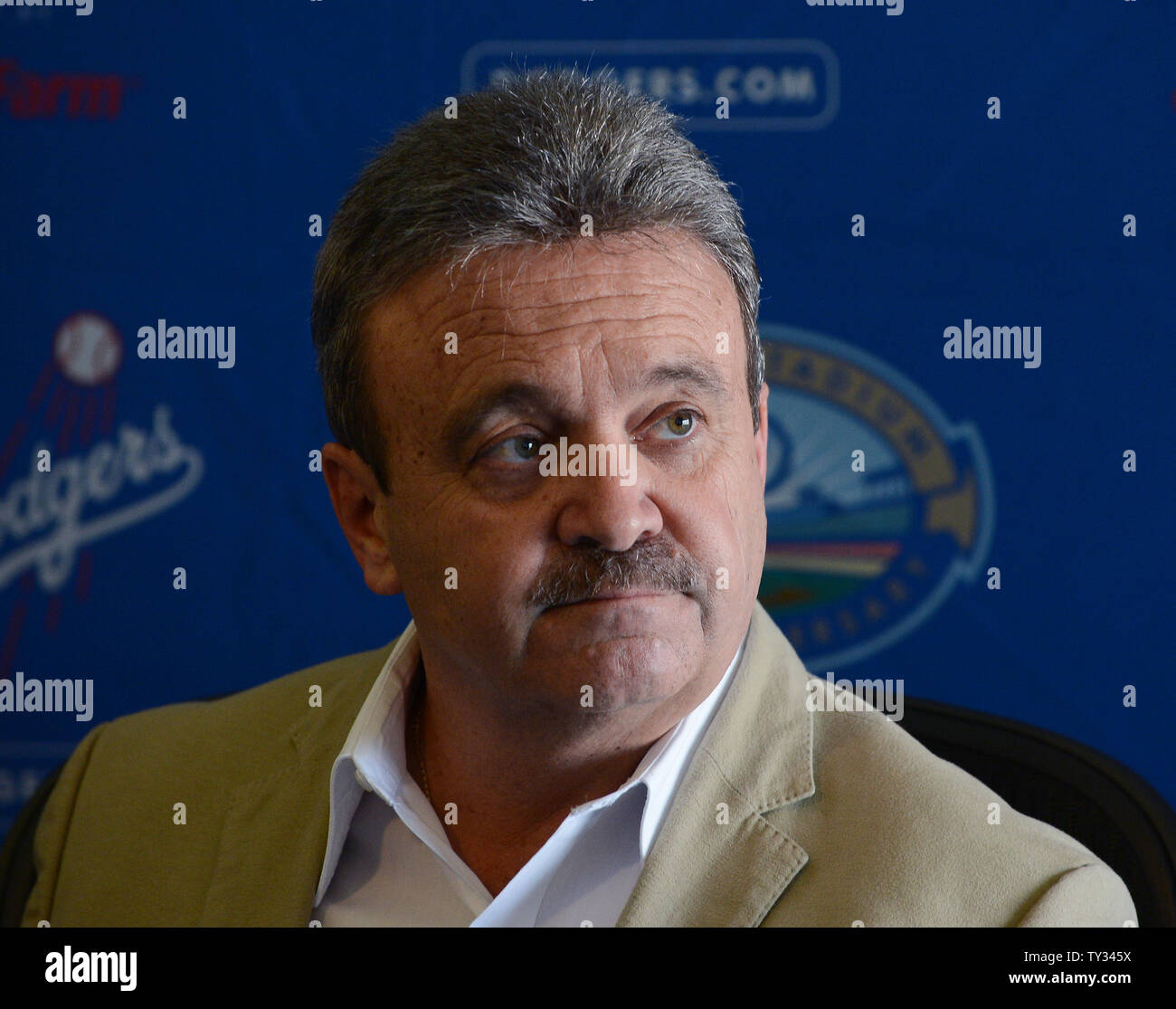Dodgers' general manager Ned Colletti partecipa a una conferenza stampa annunciando la Los Angeles Dodgers acquisizione di All-Stars Adrian Gonzalez e Carl Crawford, World Series MVP pitcher Josh Beckett e infielder Nick Punto e contanti da Red Sox, durante una conferenza stampa al Dodgers Stadium di Los Angeles il 25 agosto 2012. Il Dodgers potrà prelevare più di $260 milioni in spese per il personale dal Sox, secondo vari report pubblicati. UPI/Jim Ruymen Foto Stock