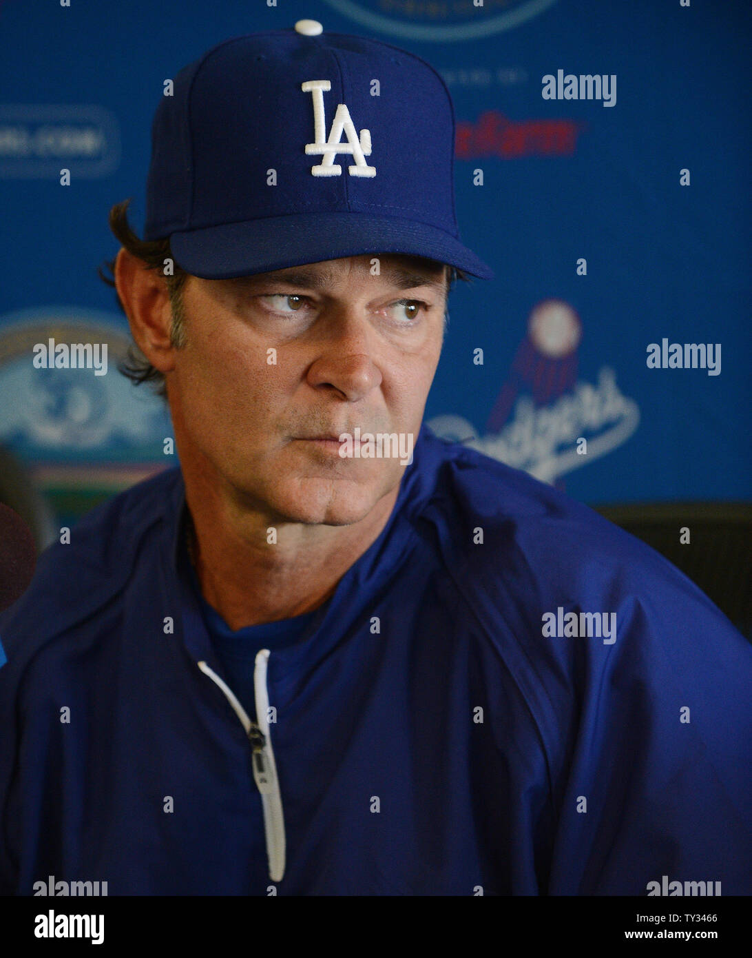 Dodgers' manager Don Mattingly partecipa a una conferenza stampa annunciando la Los Angeles Dodgers acquisizione di All-Stars Adrian Gonzalez e Carl Crawford, World Series MVP pitcher Josh Beckett e infielder Nick Punto e contanti da Red Sox, durante una conferenza stampa al Dodgers Stadium di Los Angeles il 25 agosto 2012. Il Dodgers potrà prelevare più di $260 milioni in spese per il personale dal Sox, secondo vari report pubblicati. UPI/Jim Ruymen Foto Stock