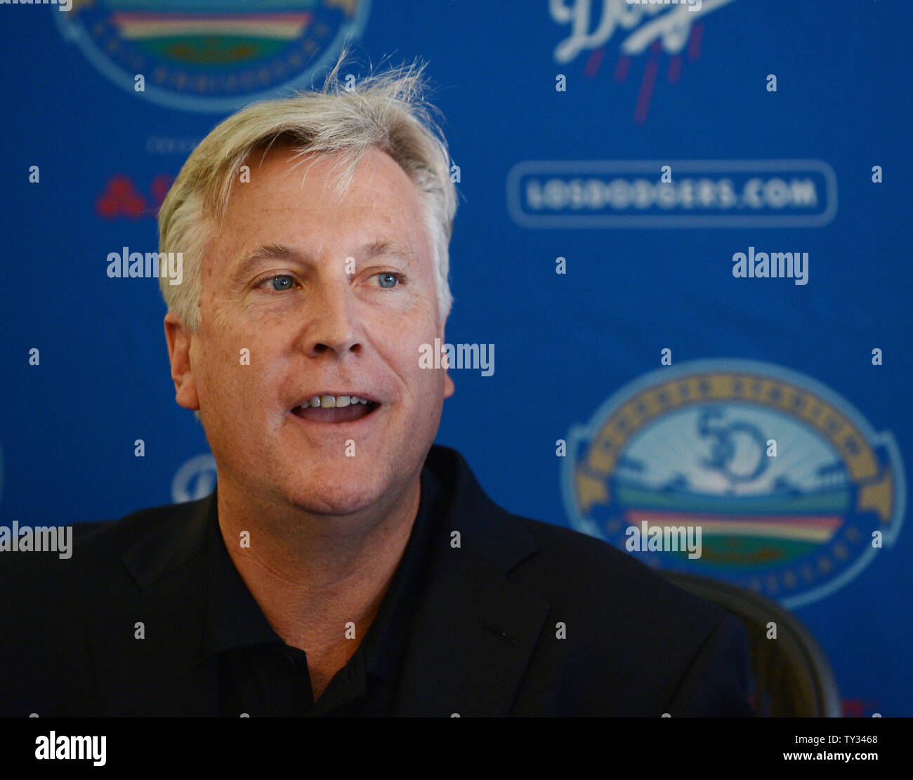 Dodgers Presidente Mark Walter partecipa a una conferenza stampa annunciando la Los Angeles Dodgers acquisizione di All-Stars Adrian Gonzalez e Carl Crawford, World Series MVP pitcher Josh Beckett e infielder Nick Punto e contanti da Red Sox, durante una conferenza stampa al Dodgers Stadium di Los Angeles il 25 agosto 2012. Il Dodgers potrà prelevare più di $260 milioni in spese per il personale dal Sox, secondo vari report pubblicati. UPI/Jim Ruymen Foto Stock