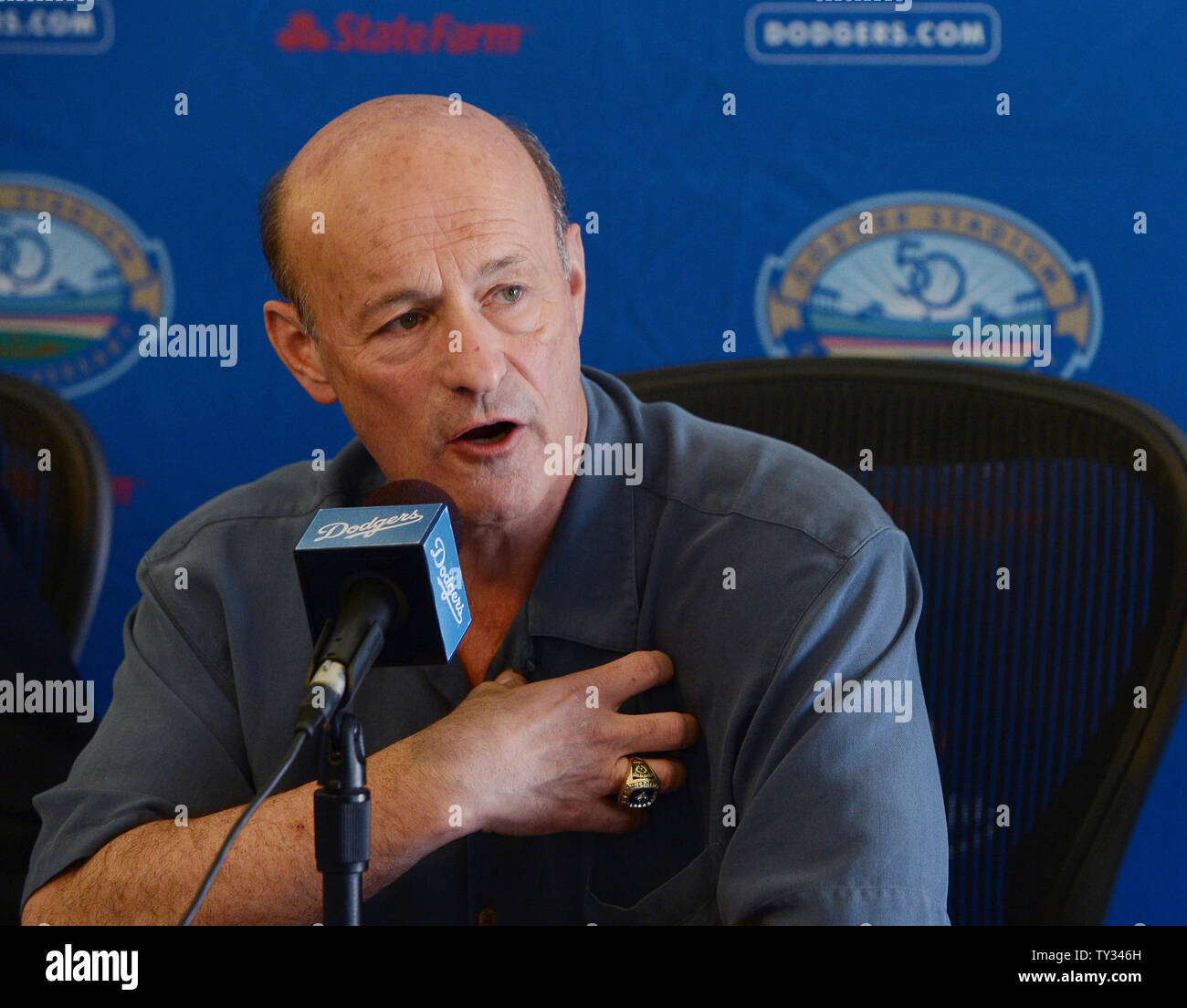 Dodgers' il Presidente e CEO di Stan Kasten partecipa a una conferenza stampa annunciando la Los Angeles Dodgers acquisizione di All-Stars Adrian Gonzalez e Carl Crawford, World Series MVP pitcher Josh Beckett e infielder Nick Punto e contanti da Red Sox, durante una conferenza stampa al Dodgers Stadium di Los Angeles il 25 agosto 2012. Il Dodgers potrà prelevare più di $260 milioni in spese per il personale dal Sox, secondo vari report pubblicati. UPI/Jim Ruymen Foto Stock