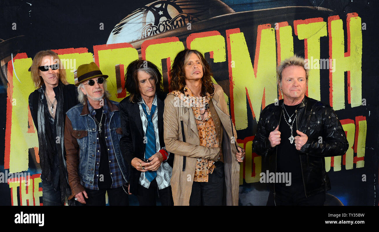 Musicisti Tom Hamilton, Brad Whitford, Joe Perry e Steven Tyler e Joey Kramer (L-R) di Aerosmith, pongono al premere giuncata di annunciare il loro nuovo album 'Musica da un altra dimensione' e le prossime date per il loro riscaldamento globale tour presso la House of Blues di West Hollywood, la California il 18 settembre 2012. UPI/Jim Ruymen Foto Stock