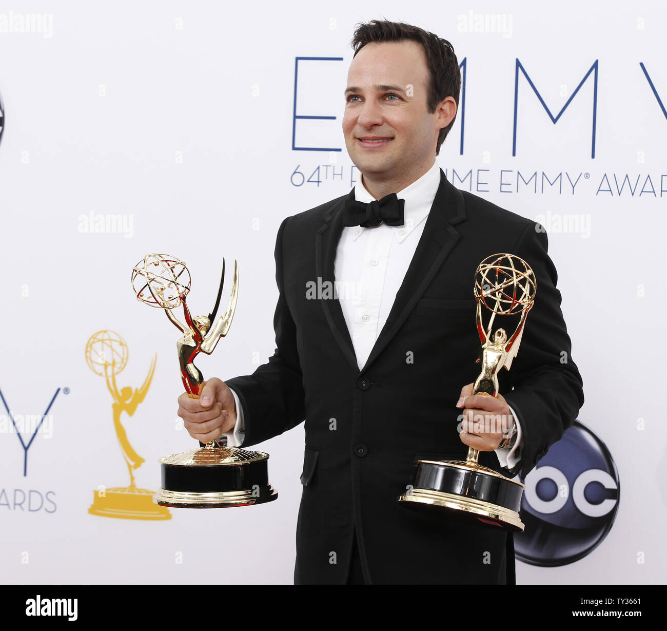 Danny Strong trattiene il Emmy ha vinto per 'gioco cambiare' Al sessantaquattresimo Primetime Emmy Awards presso il Nokia Theatre di Los Angeles il 23 settembre 2012. UPI/Danny Moloshok Foto Stock