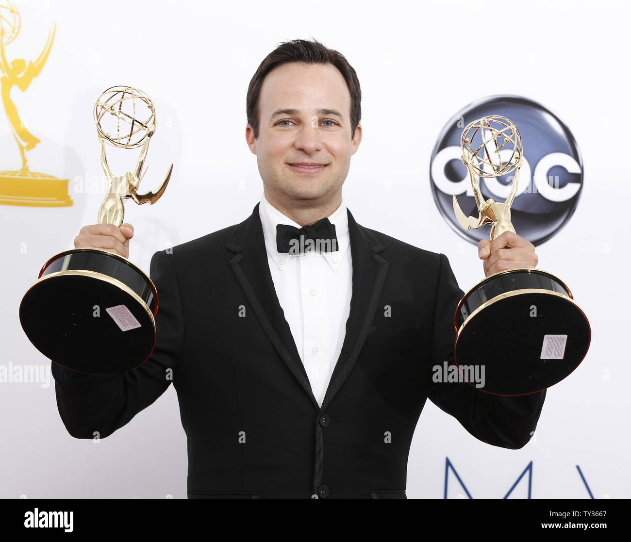 Danny Strong trattiene il Emmy ha vinto per 'gioco cambiare' Al sessantaquattresimo Primetime Emmy Awards presso il Nokia Theatre di Los Angeles il 23 settembre 2012. UPI/Danny Moloshok Foto Stock
