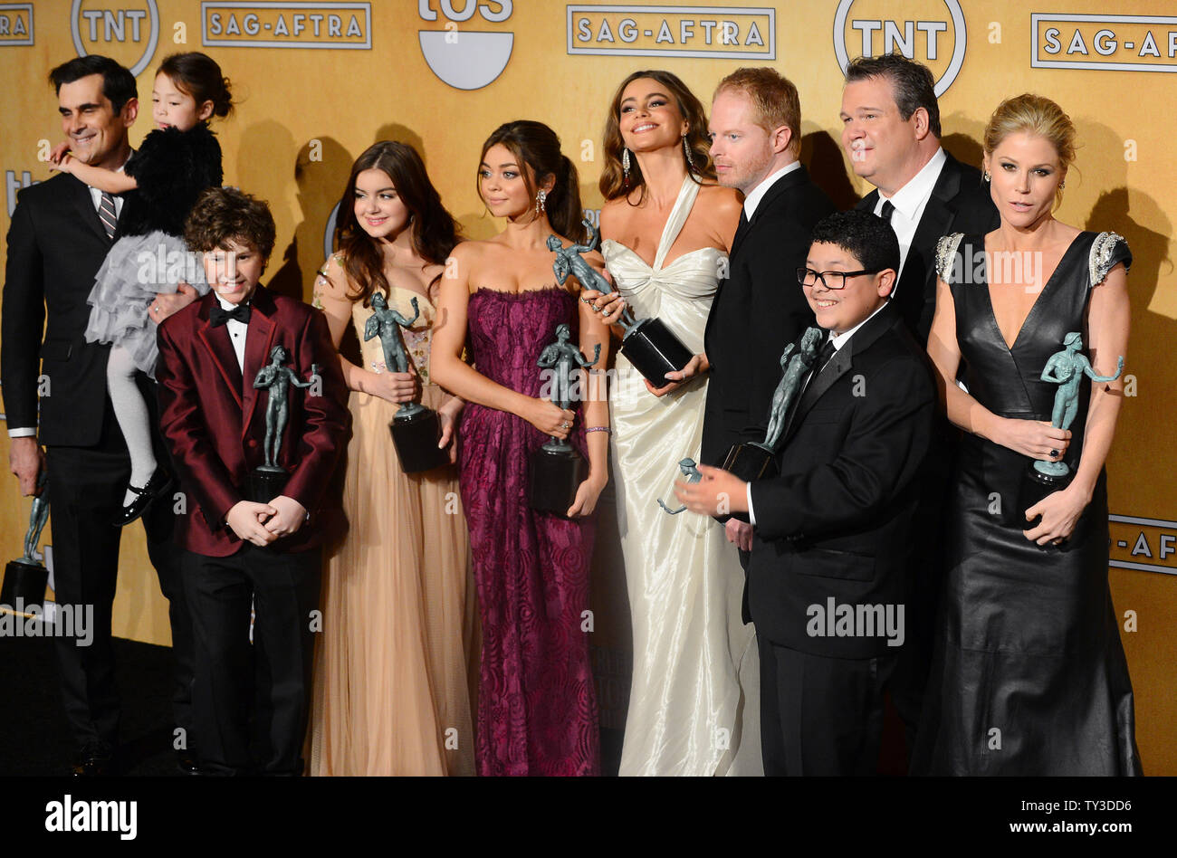 Attori Ty Burrell, Aubrey Anderson-Emmons, Nolan Gould, Ariel inverno, Sarah Hyland, Sofia Vergara, Jesse Tyler Ferguson e Eric Stonestreet, Rico Rodriguez e Julie Bowen (L-R), vincitori delle prestazioni eccezionali da un insieme in una serie di commedia award per il 'Moderne famiglia', appaiono dietro le quinte con i loro premi al XIX annuale di SAG Awards tenutosi presso lo Shrine Auditorium di Los Angeles il 27 gennaio 2013. UPI/Jim Ruymen Foto Stock