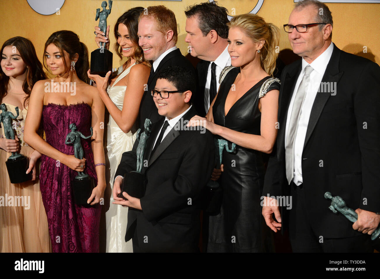 Attori Ariel inverno, Sarah Hyland, Sofia Vergara, Jesse Tyler Ferguson e Eric Stonestreet, Rico Rodriguez, Julie Bowen e Ed O'Neill (L-R), vincitori delle prestazioni eccezionali da un insieme in una serie di commedia award per il 'Moderne famiglia', appaiono dietro le quinte con i loro premi al XIX annuale di SAG Awards tenutosi presso lo Shrine Auditorium di Los Angeles il 27 gennaio 2013. UPI/Jim Ruymen Foto Stock