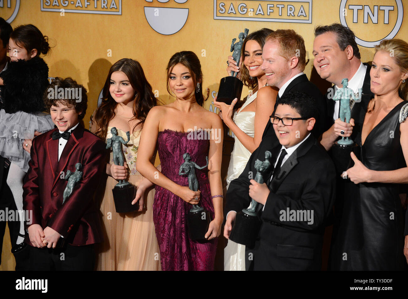 Attori Nolan Gould, Ariel inverno, Sarah Hyland, Sofia Vergara, Jesse Tyler Ferguson e Eric Stonestreet, Rico Rodriguez e Julie Bowen (L-R), vincitori delle prestazioni eccezionali da un insieme in una serie di commedia award per il 'Moderne famiglia', appaiono dietro le quinte con i loro premi al XIX annuale di SAG Awards tenutosi presso lo Shrine Auditorium di Los Angeles il 27 gennaio 2013. UPI/Jim Ruymen Foto Stock