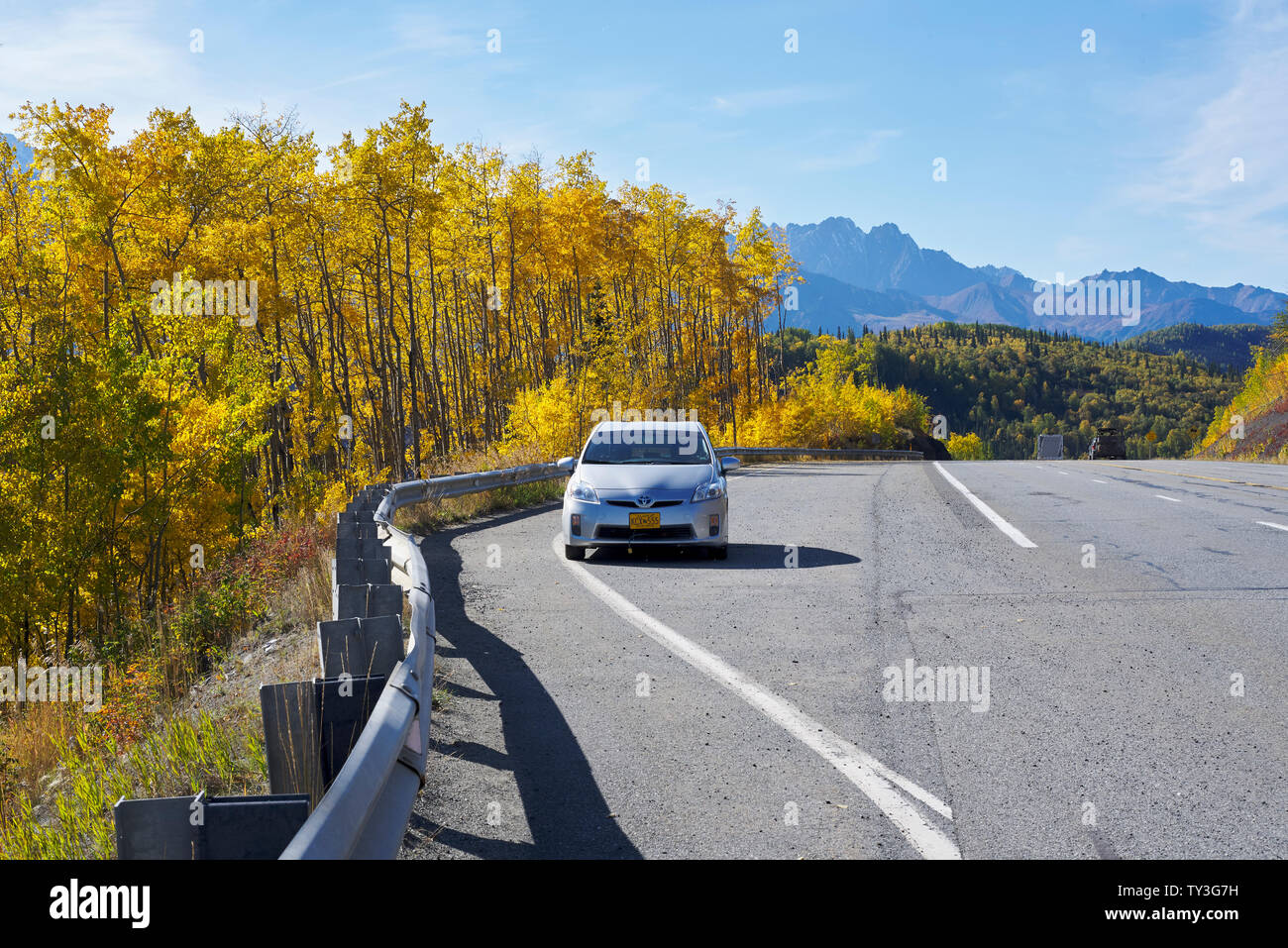 Auto ibride Toyota Prius sulla strada. Scenic Glenn Highway in settembre. Foto Stock