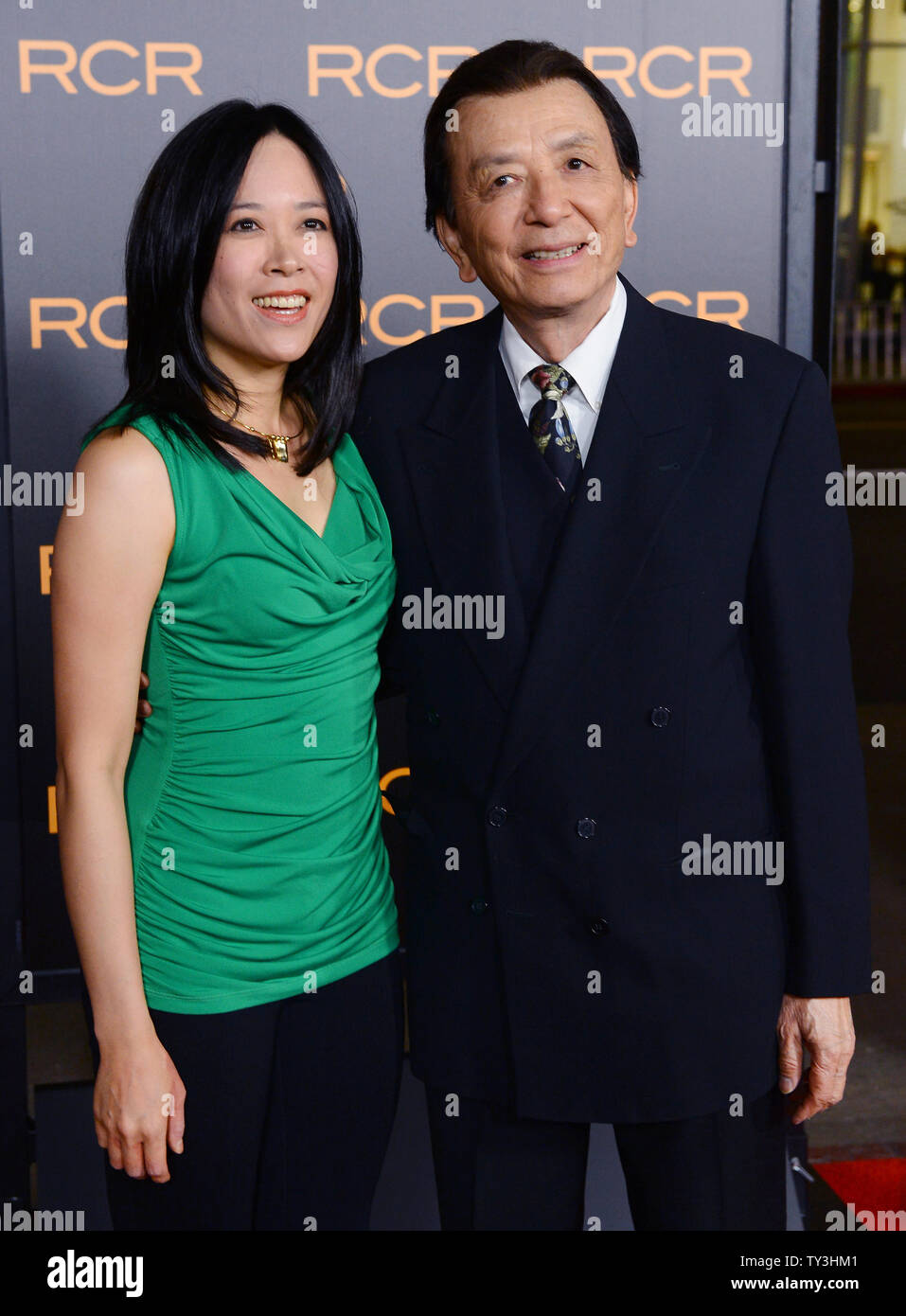 L'attore James Hong e sua figlia aprile Hong frequentare la premiere del film thriller 'fantasma', a TCL teatro cinese nella sezione di Hollywood di Los Angeles il 27 febbraio 2013. UPI/Jim Ruymen Foto Stock