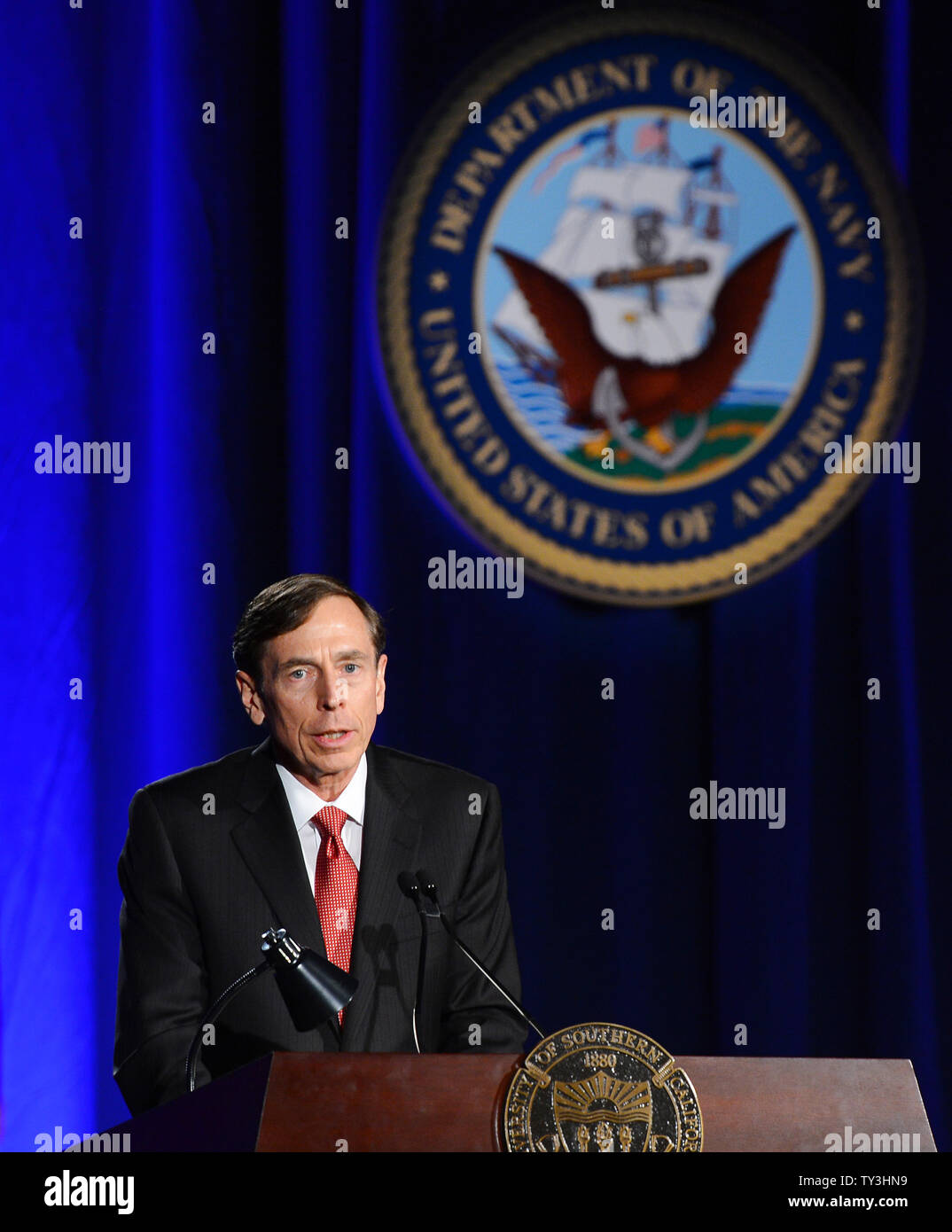 Ex direttore della CIA e si ritira a quattro stelle Il generale David Petraeus compie il suo primo intervento pubblico dal dimissionario il direttore della CIA presso la University of Southern California cena per gli studenti veterani ROTC e studenti a Los Angeles il 26 marzo 2013. Petraeus si è scusato nel suo discorso per la extraconiugali vicenda che ha concluso la sua carriera. UPI/Jim Ruymen Foto Stock