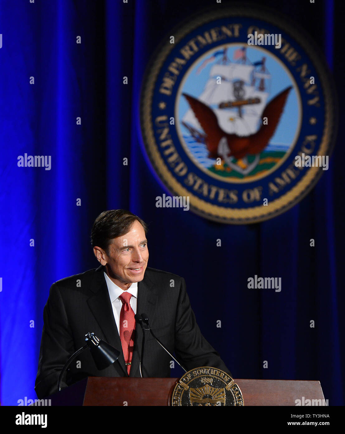 Ex direttore della CIA e si ritira a quattro stelle Il generale David Petraeus compie il suo primo intervento pubblico dal dimissionario il direttore della CIA in una università della California del Sud la cena per gli studenti veterani ROTC e studenti a Los Angeles il 26 marzo 2013. Petraeus si è scusato nel suo discorso per la extraconiugali vicenda che ha concluso la sua carriera. UPI/Jim Ruymen Foto Stock